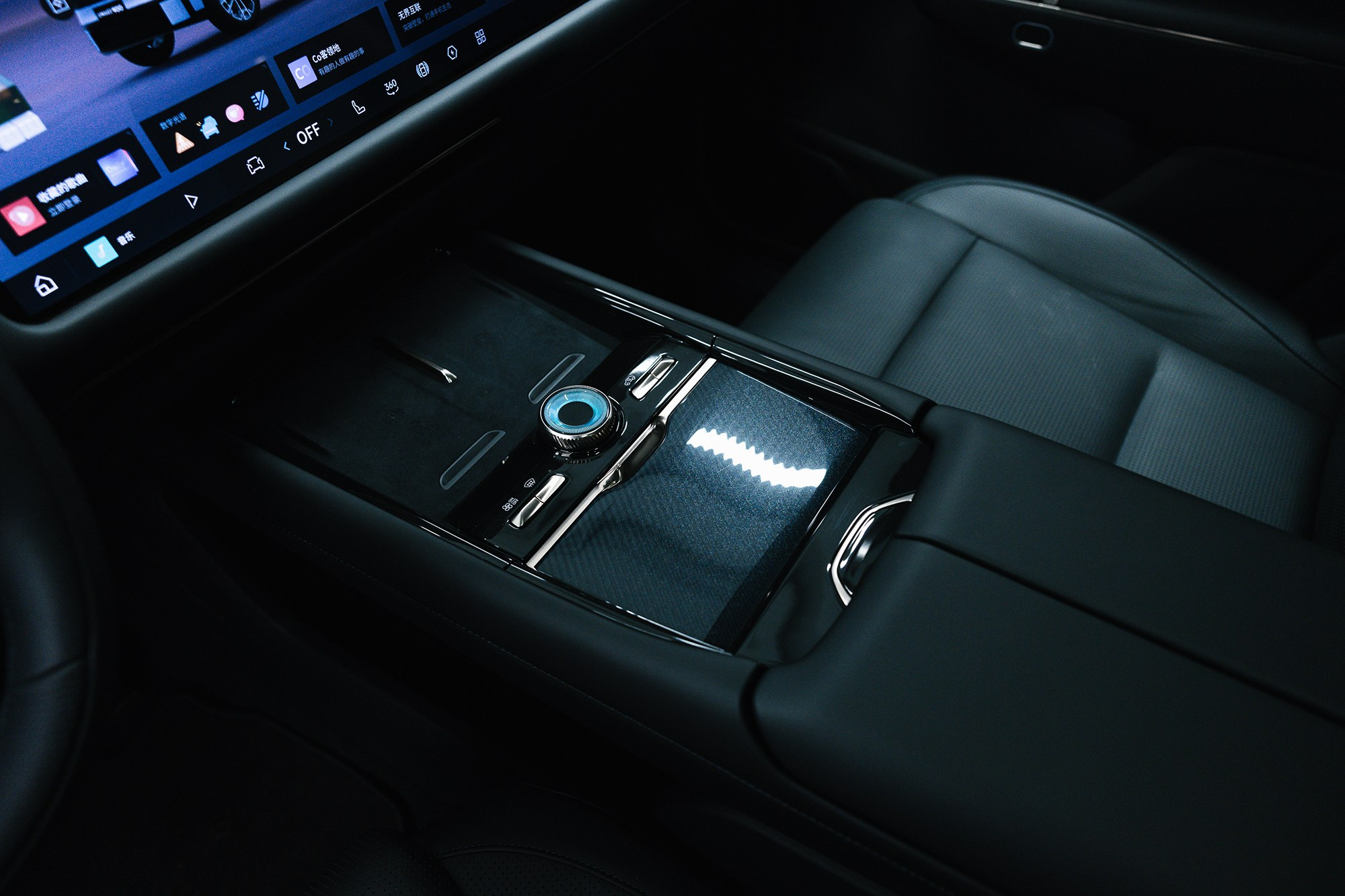 Lynk & Co 900 Ultra 2,0hyb 4WD AT (734 л. с.). Автосалон «Х-Авто»