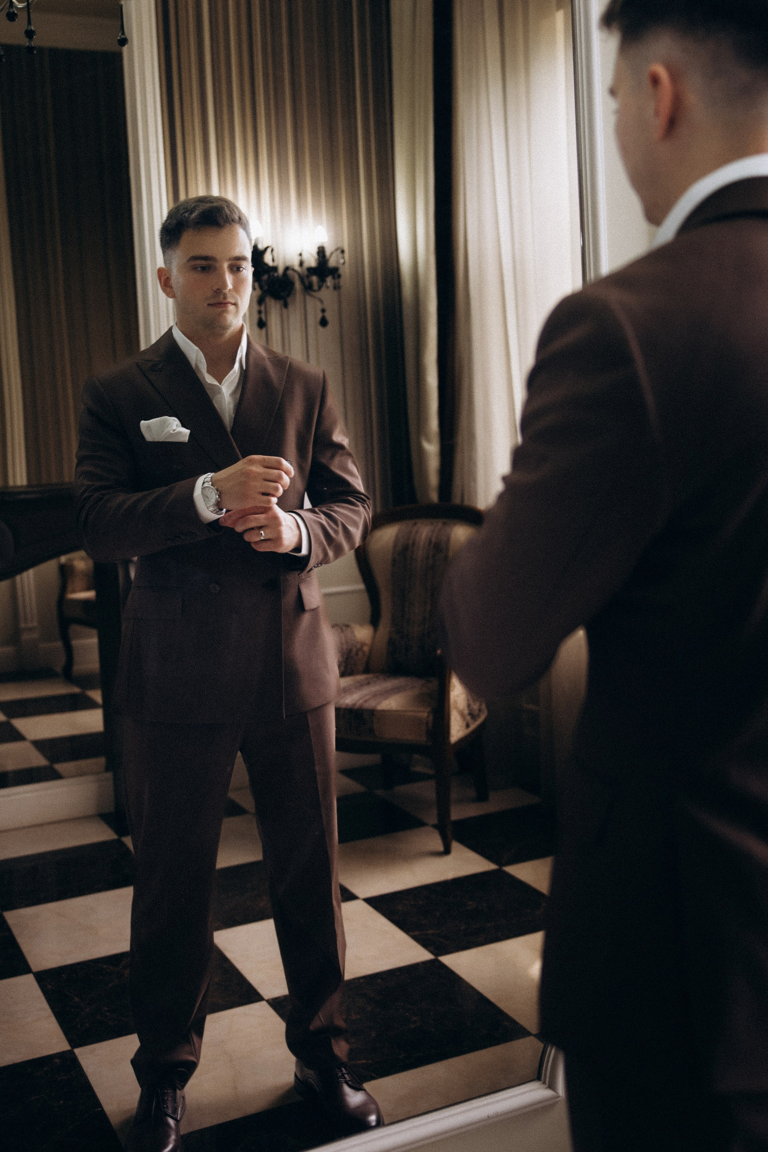 Свадебная фотосессия в стильном лифте элитного дома Москвы