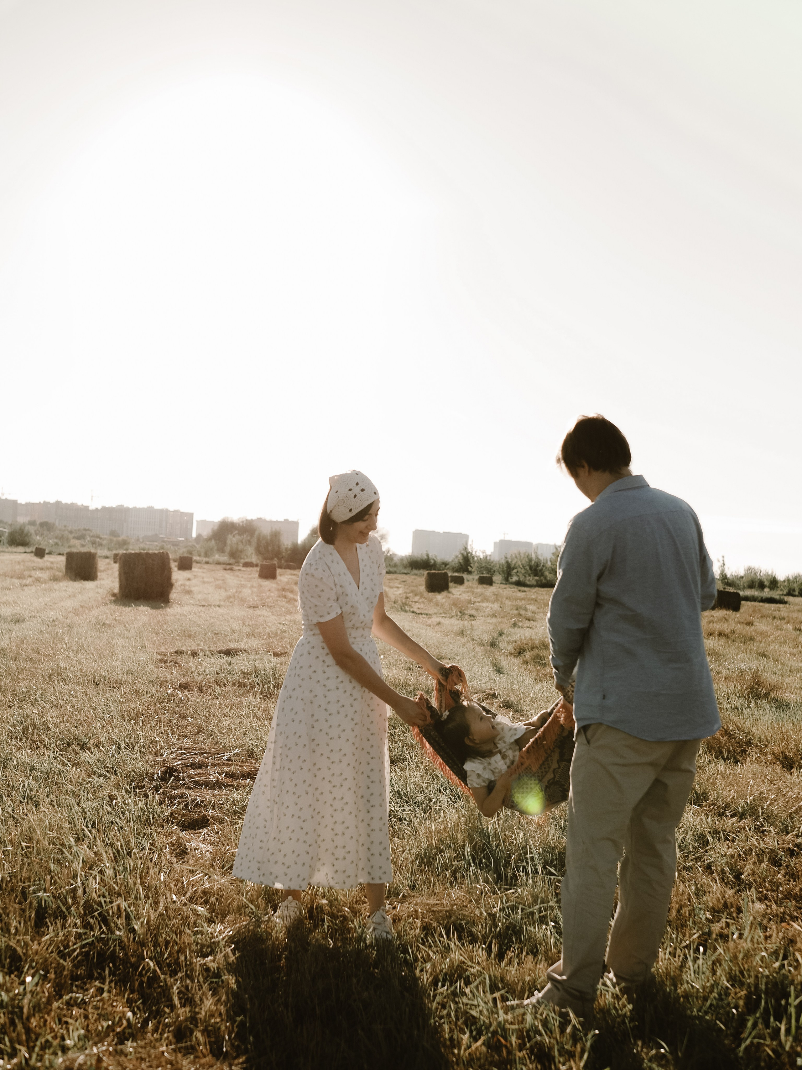 Гоняться по полю на тачке с мамой и папой. Обижаться. Смеяться. Фотограф Рязань. Семейный Свадебный фотограф