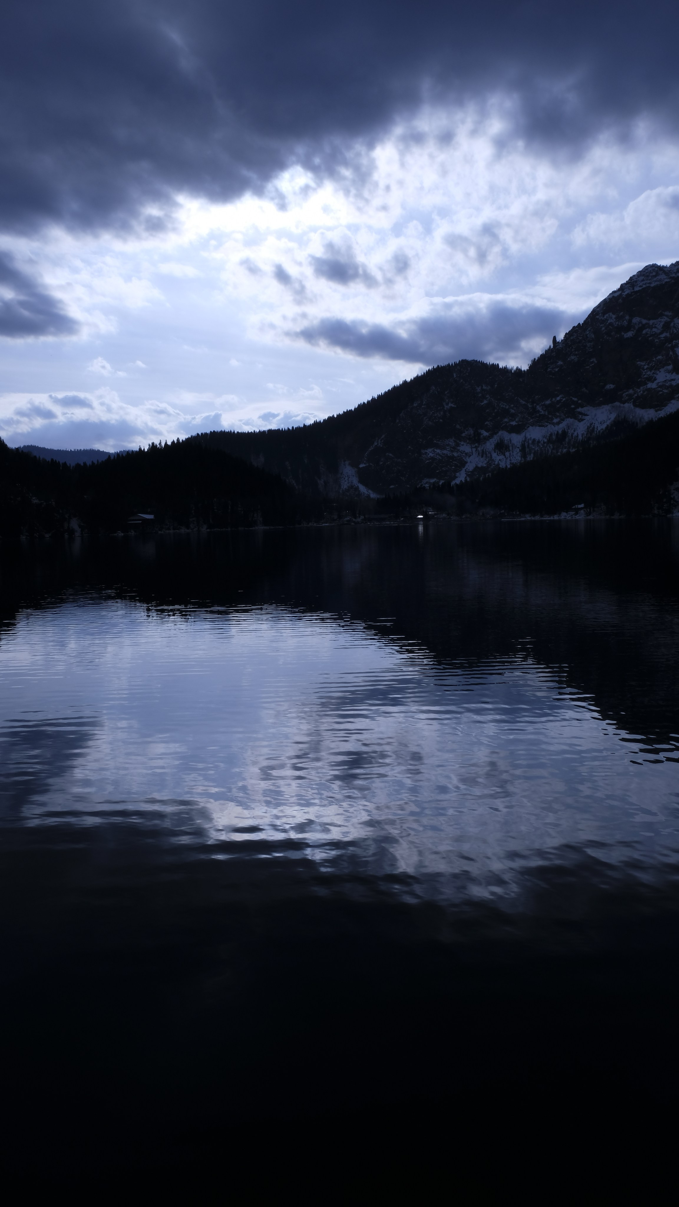 Сталинская дача на Рице зимой. Главная