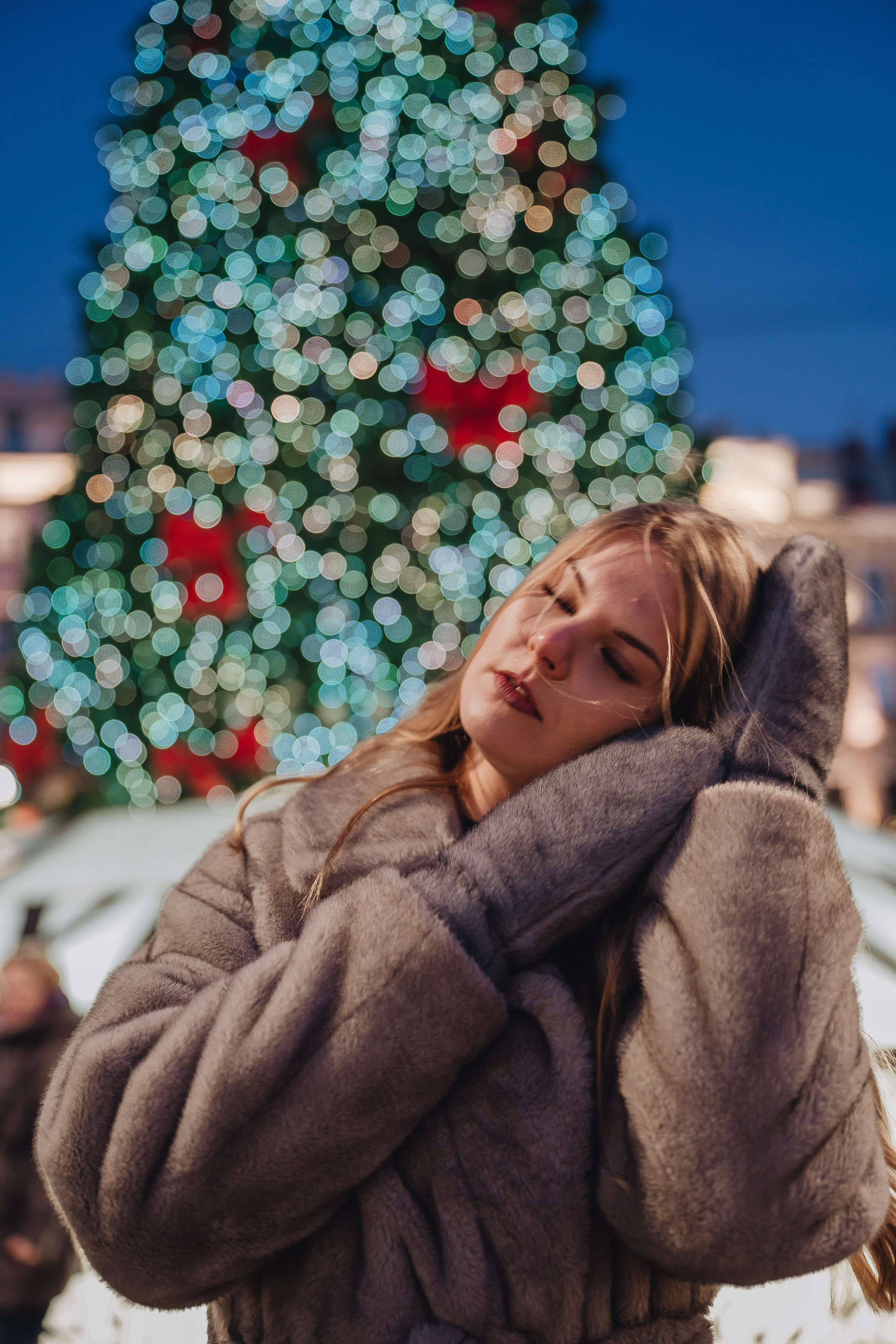 ПРОГУЛКА НА МАНЕЖНОЙ ПЛОЩАДИ ДЛЯ ДЕВУШКИ ПЕРЕД НОВЫМ ГОДОМ (НОВОГОДНЯЯ ФОТОСЕССИИЯ НА МАНЕЖНОЙ ПЛОЩАДИ). Профессиональный фотограф, Санкт-Петербург — Виктория Богомолова