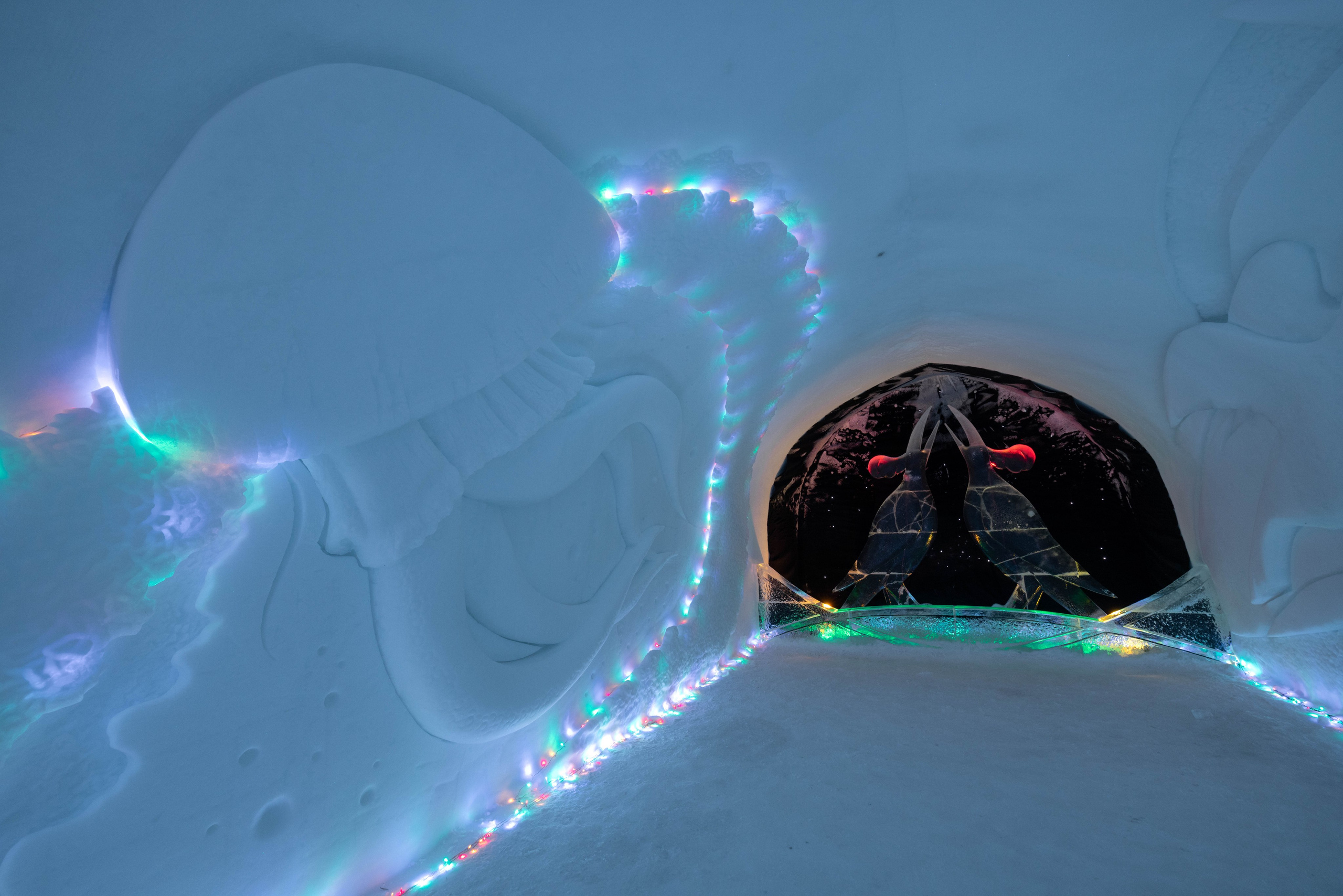 Снежная деревня. Турист оптимист