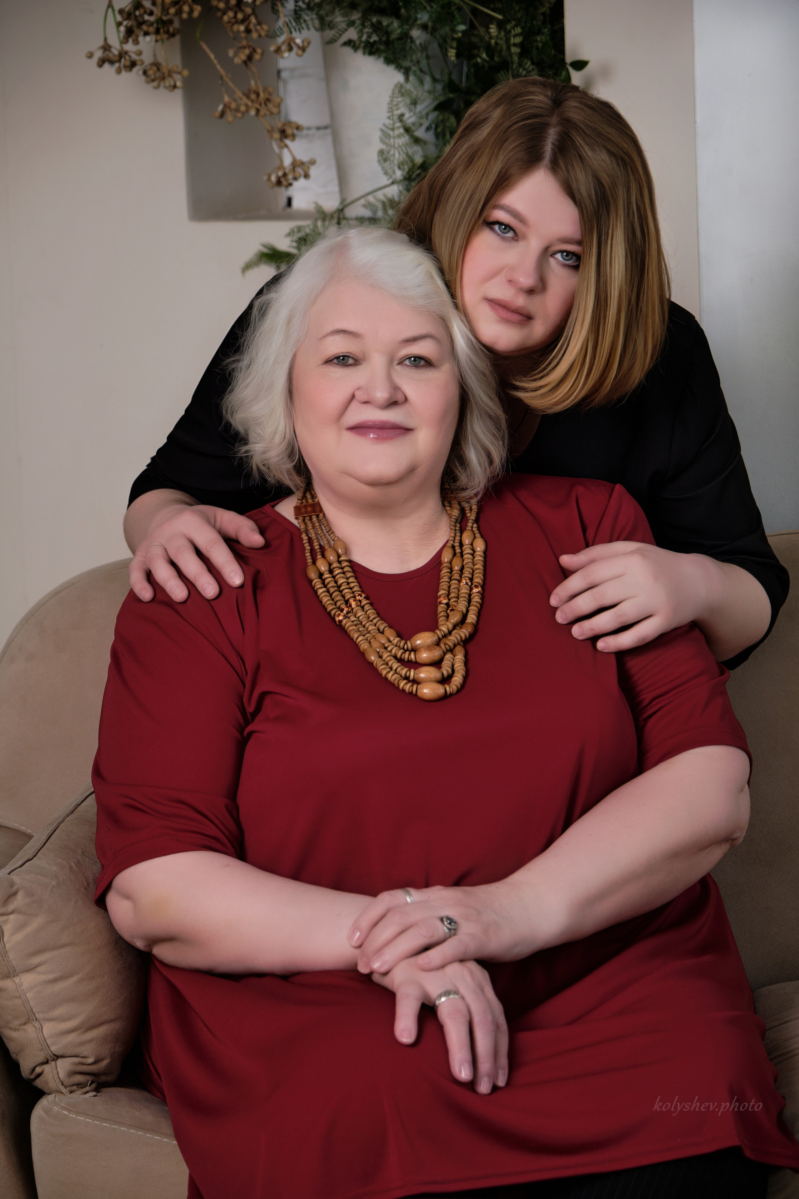 Семейная фотосессия мамы и дочки в студии Анна. Портретный фотограф на новый год в Москве Виктория Колышева