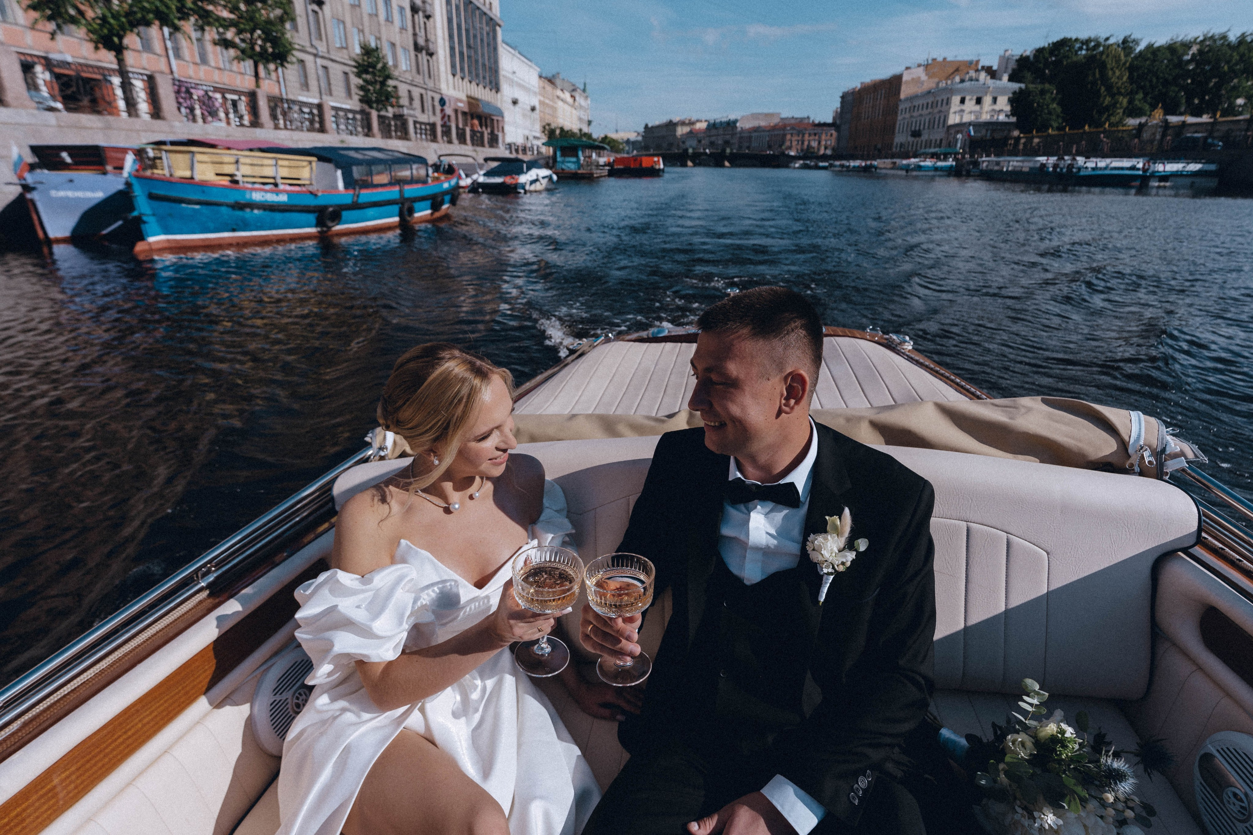 СВАДЕНБНАЯ СЬЕМКА НА КАТЕРЕ ПО КАНАЛАМ САНКТ-ПЕТЕРБУРГА И В АКВАТОРИИ НЕВЫ. Профессиональный фотограф, Санкт-Петербург — Виктория Богомолова