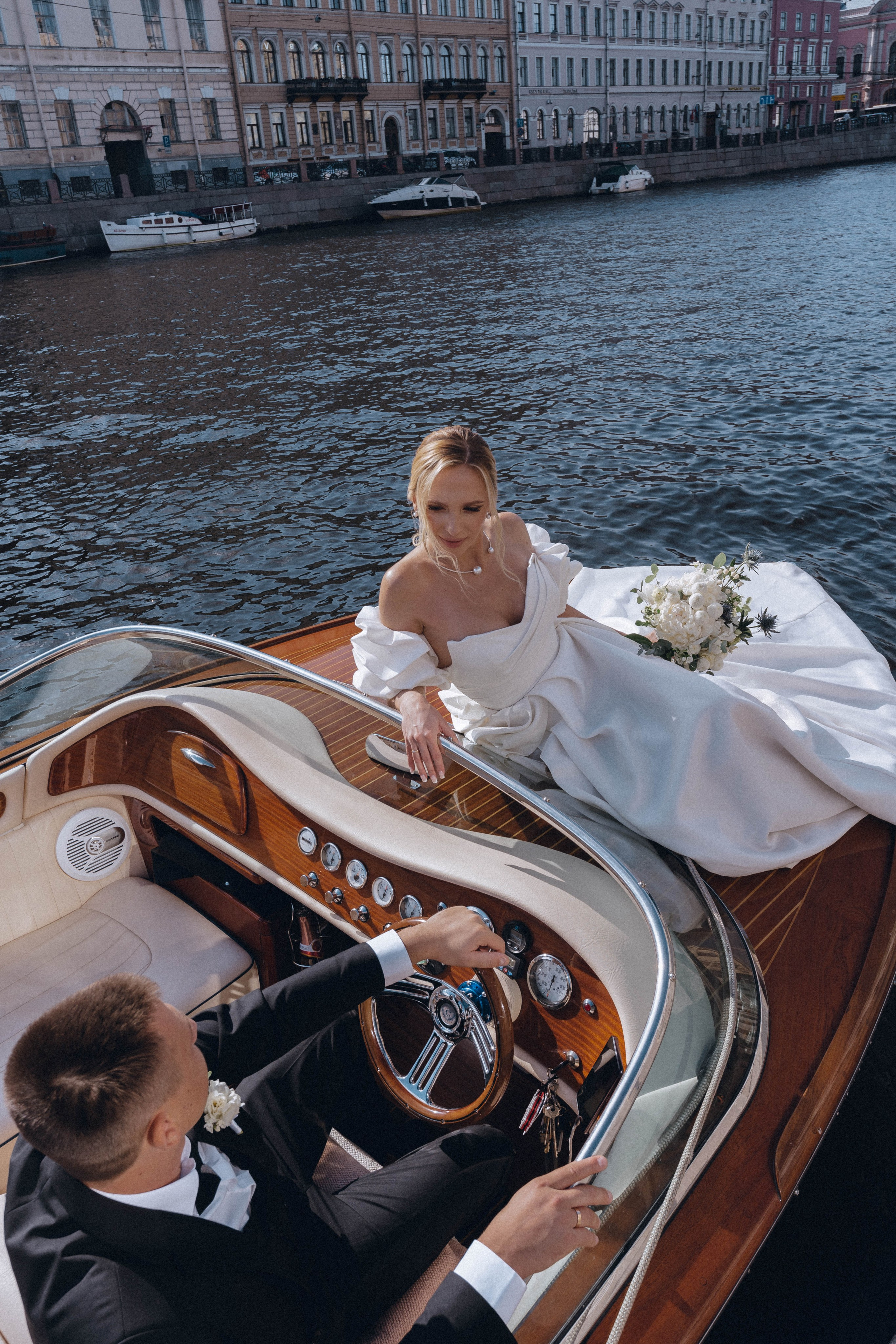 СВАДЕНБНАЯ СЬЕМКА НА КАТЕРЕ ПО КАНАЛАМ САНКТ-ПЕТЕРБУРГА И В АКВАТОРИИ НЕВЫ. Профессиональный фотограф, Санкт-Петербург — Виктория Богомолова