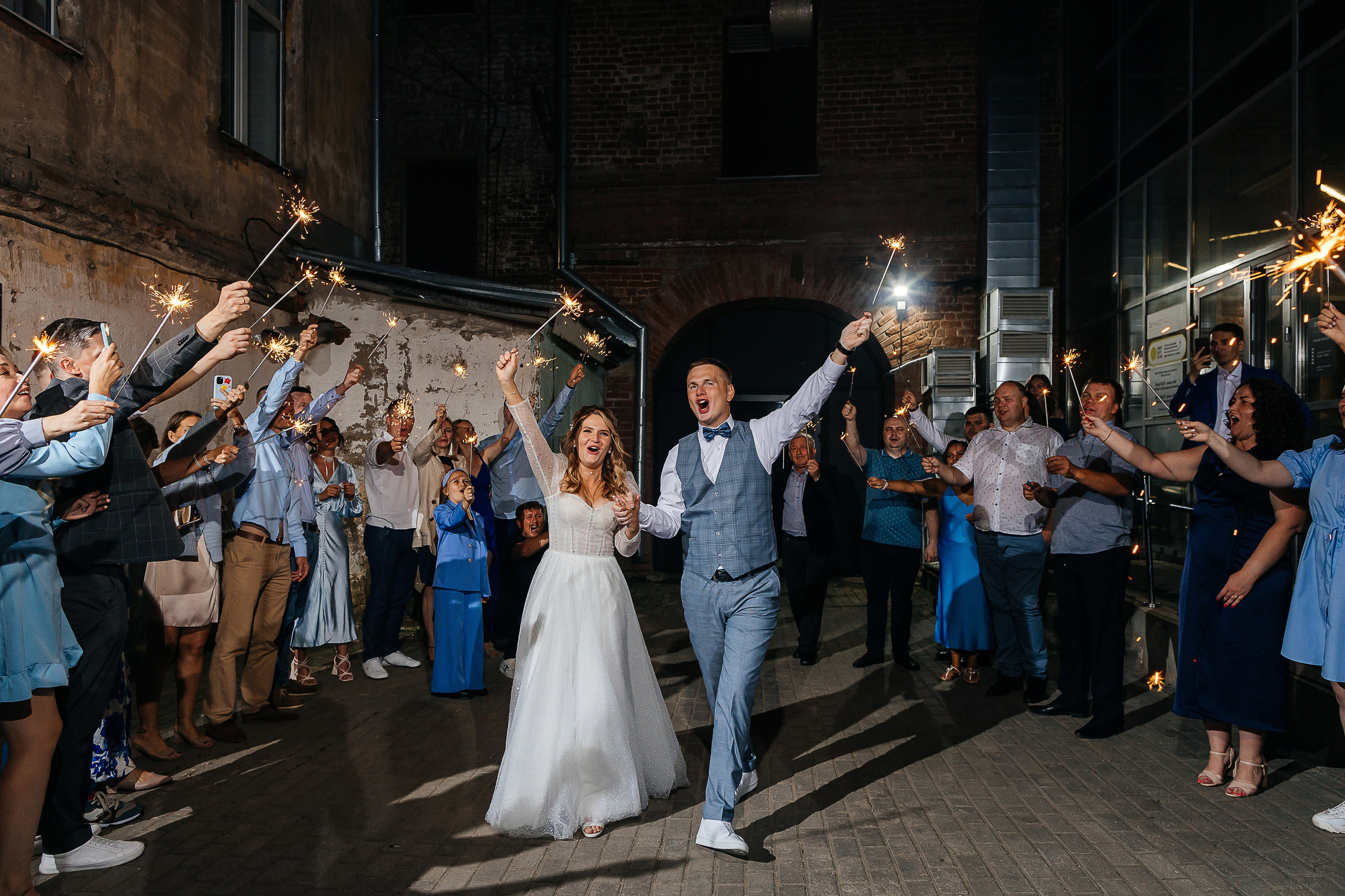 Трогательная выездная церемония в уютном дворике отеля. Олег Сверчков | Свадебный фотограф Вологда