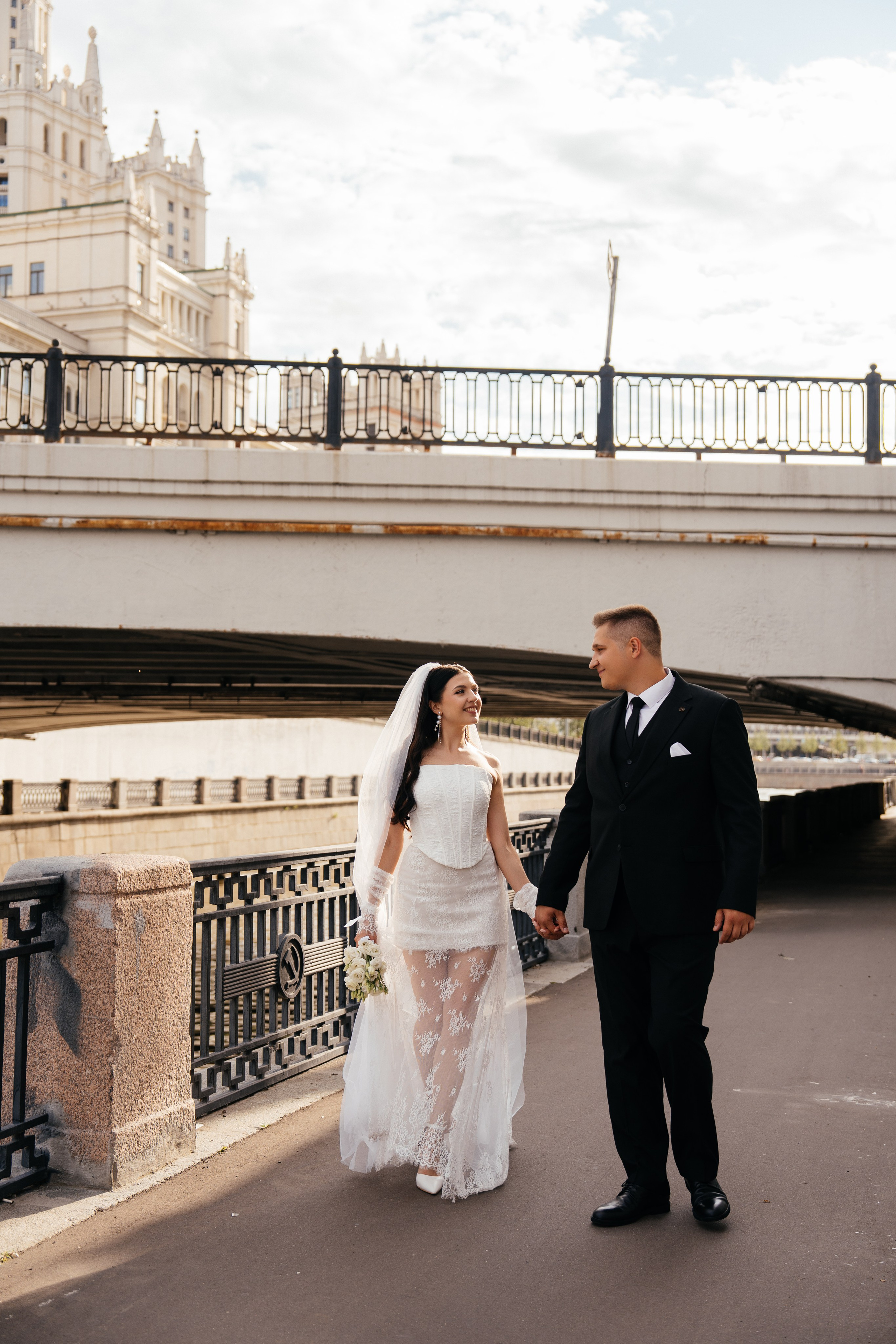 Свадебная фотосессия в Москве у высотки на Котельнической набережной. Свадебный фотограф в Москве Анна Полушина