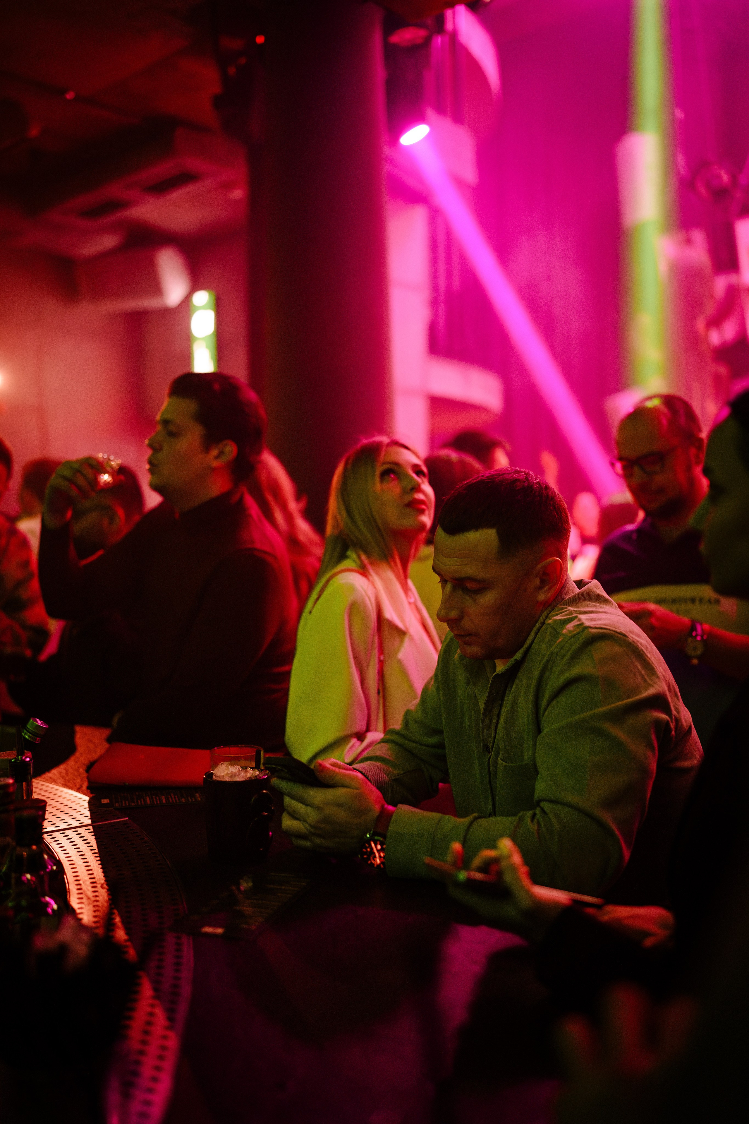 Вечеринка OSNOVATELI.LIVE репортажный фотограф Саша Дружинина. Репортажный фотограф в Москве Саша Дружинина