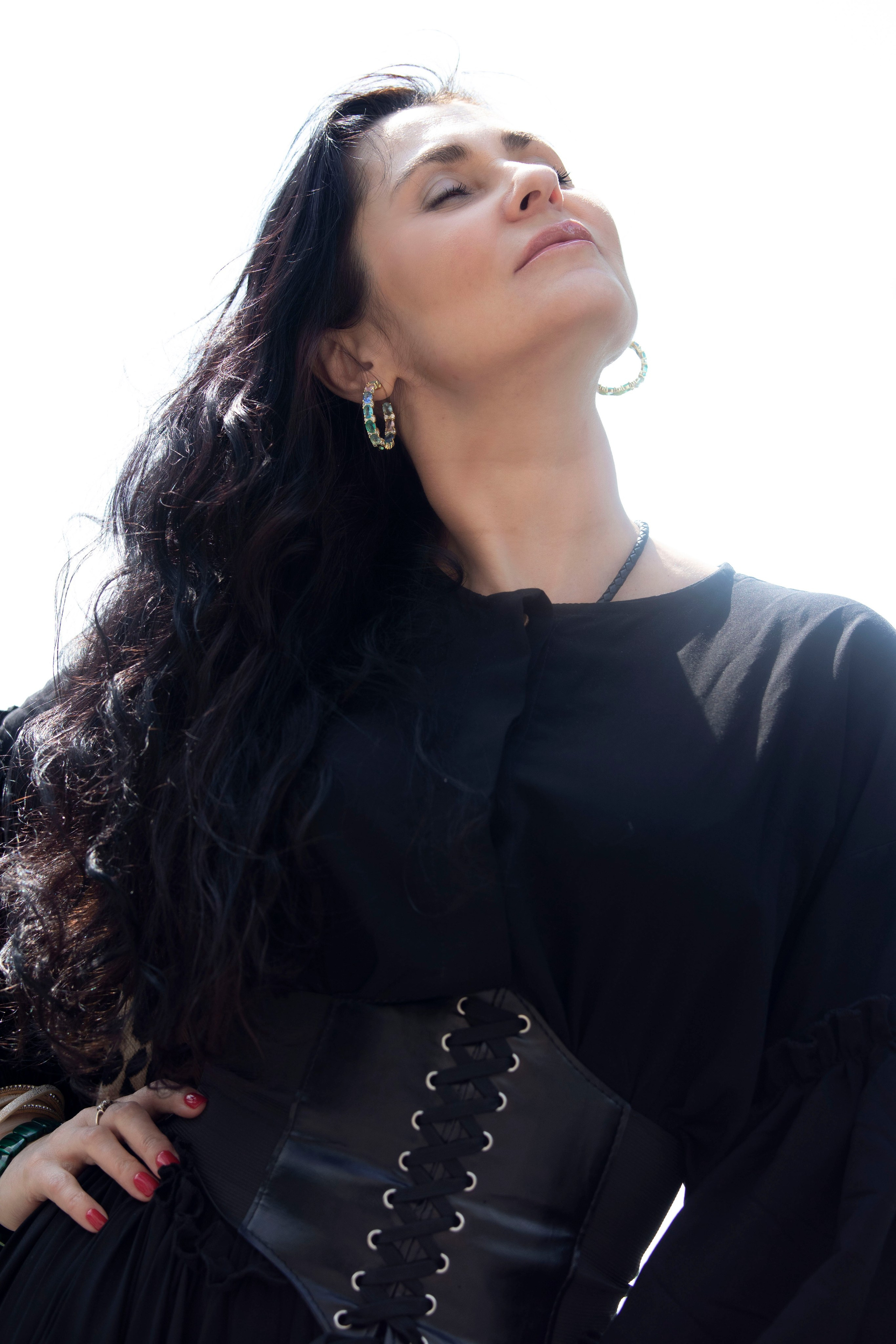 женский портрет в черном