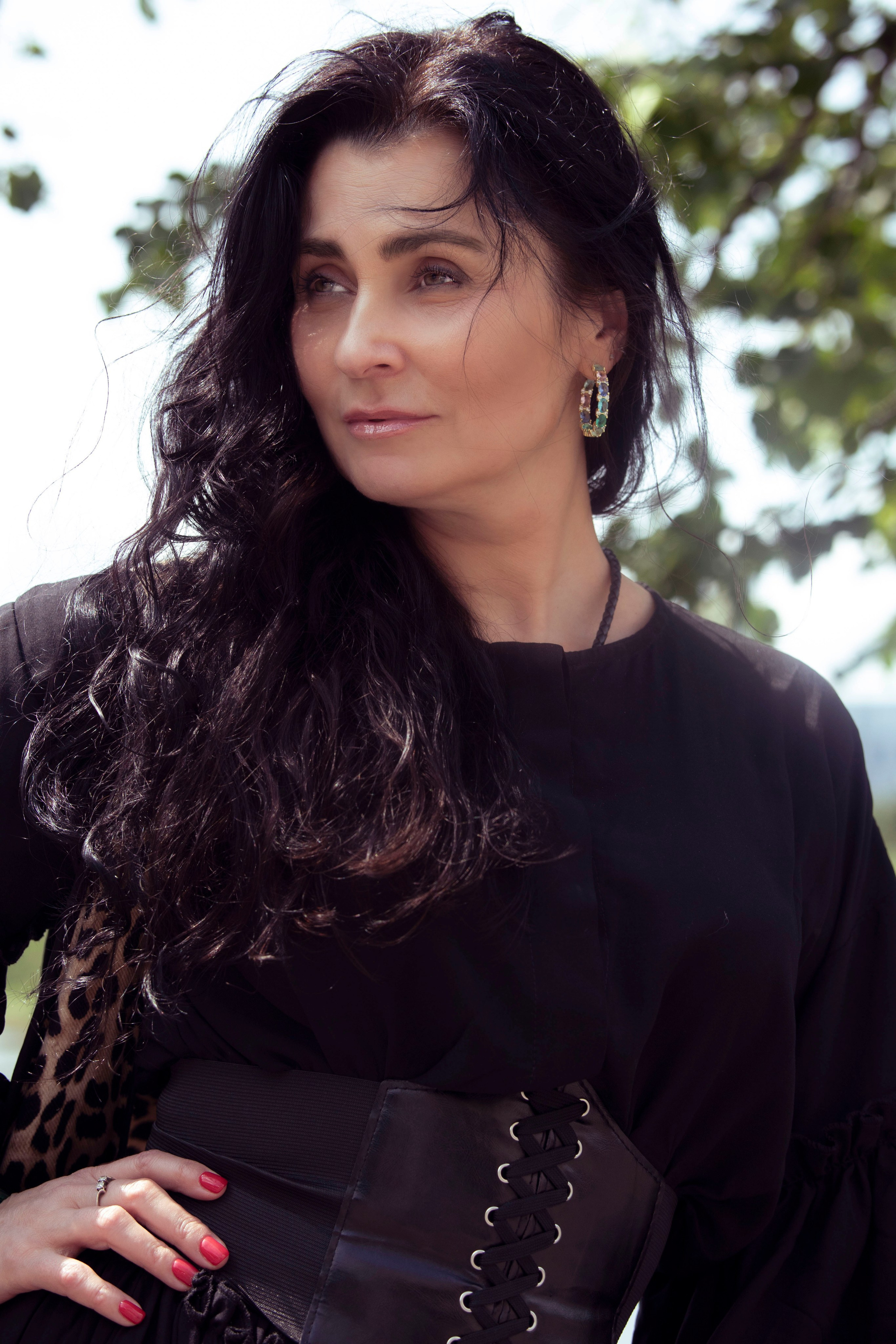 женщина в черном платье