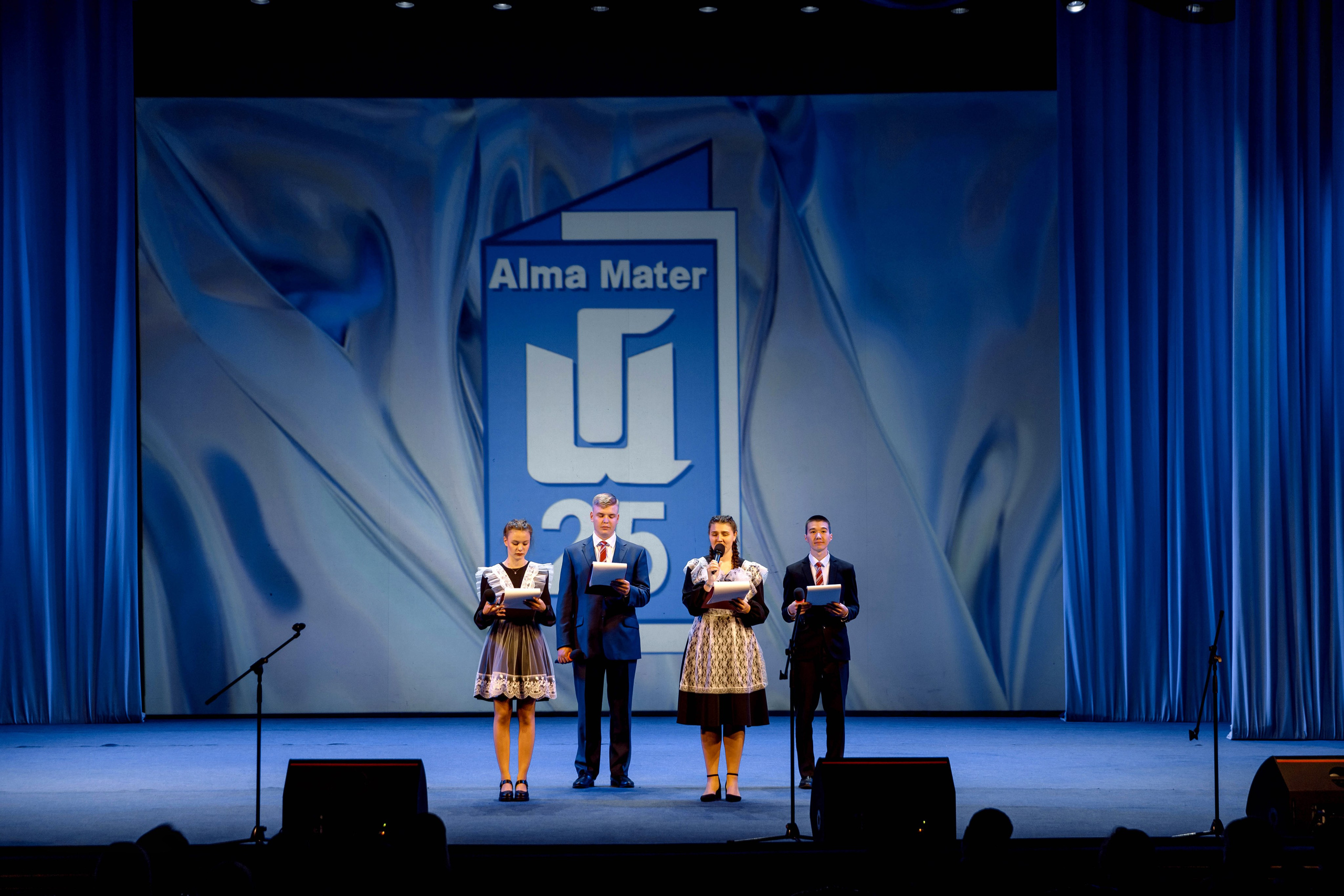 Гимназия 25 — последний звонок (Драм Театр). Свадебный фотограф Иркутск, репортажный фотограф Иркутск