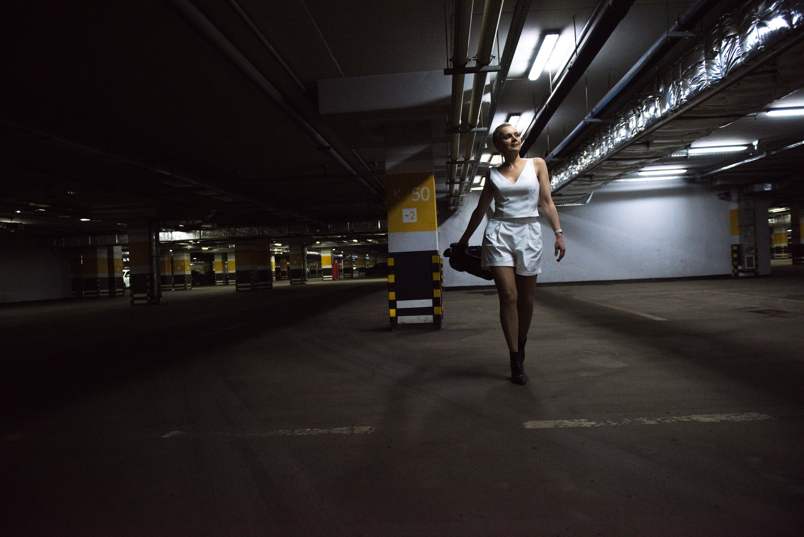 Юля. съёмка на паркинге. Арт фотограф