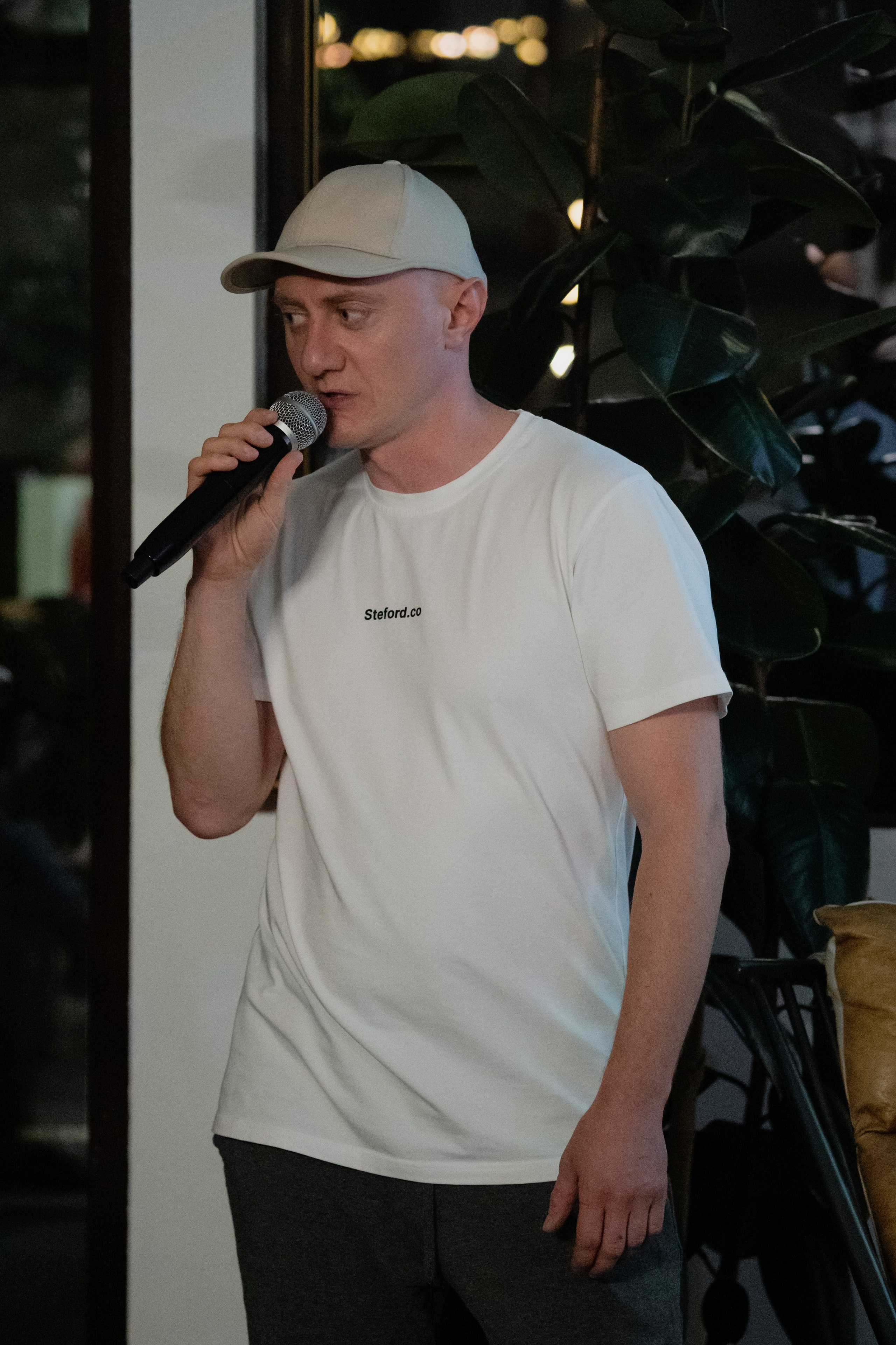 Спикер Stanford с микрофоном