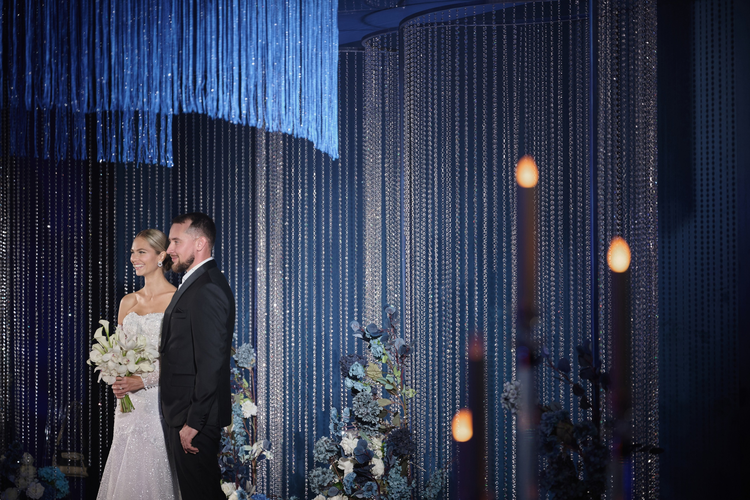 эмоциональное фото жениха и невесты при регистрации