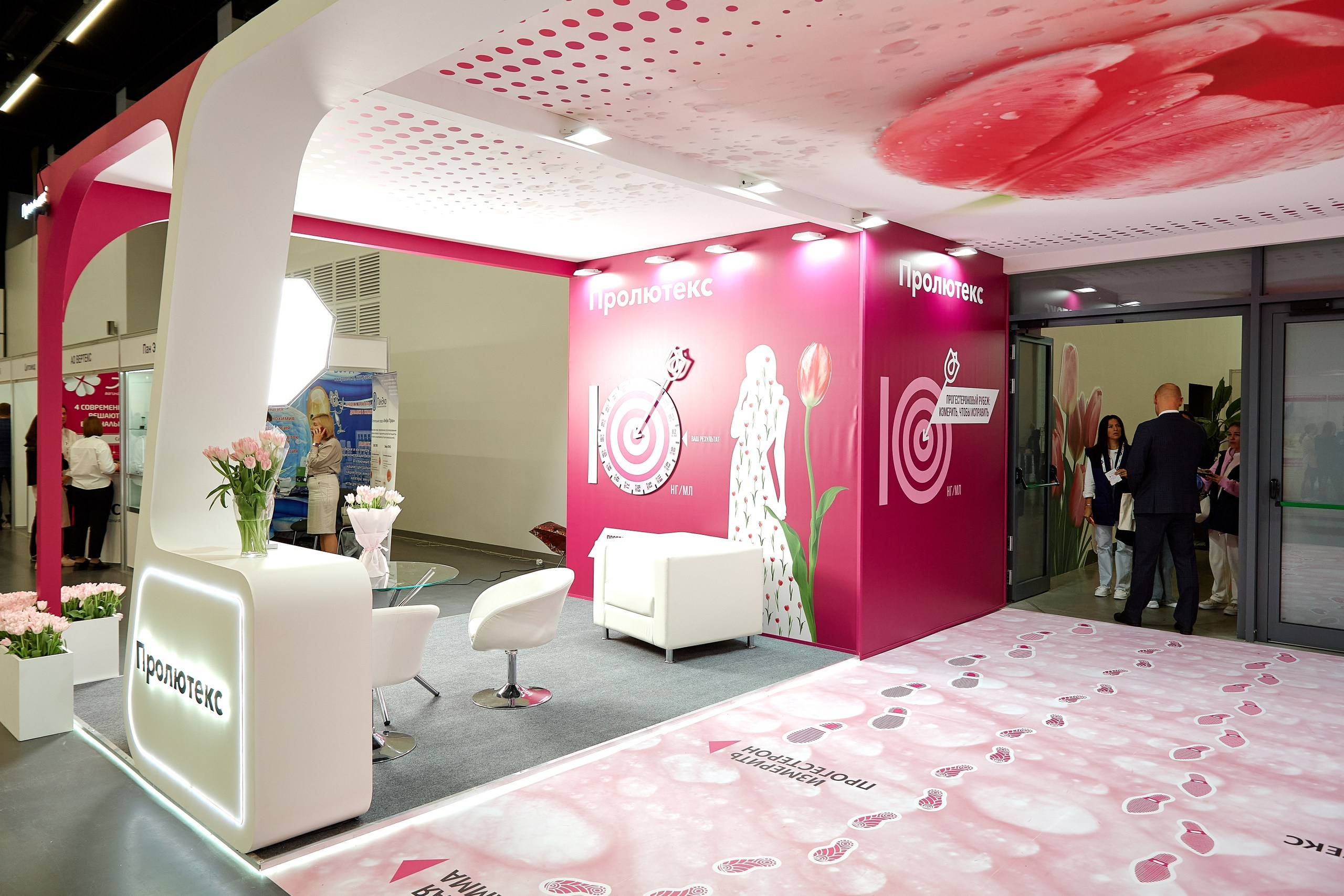 Стенд компании Angelini Pharma / Конференция РАРЧ 2023. Антон Артюшин, портретный фотограф. Москва