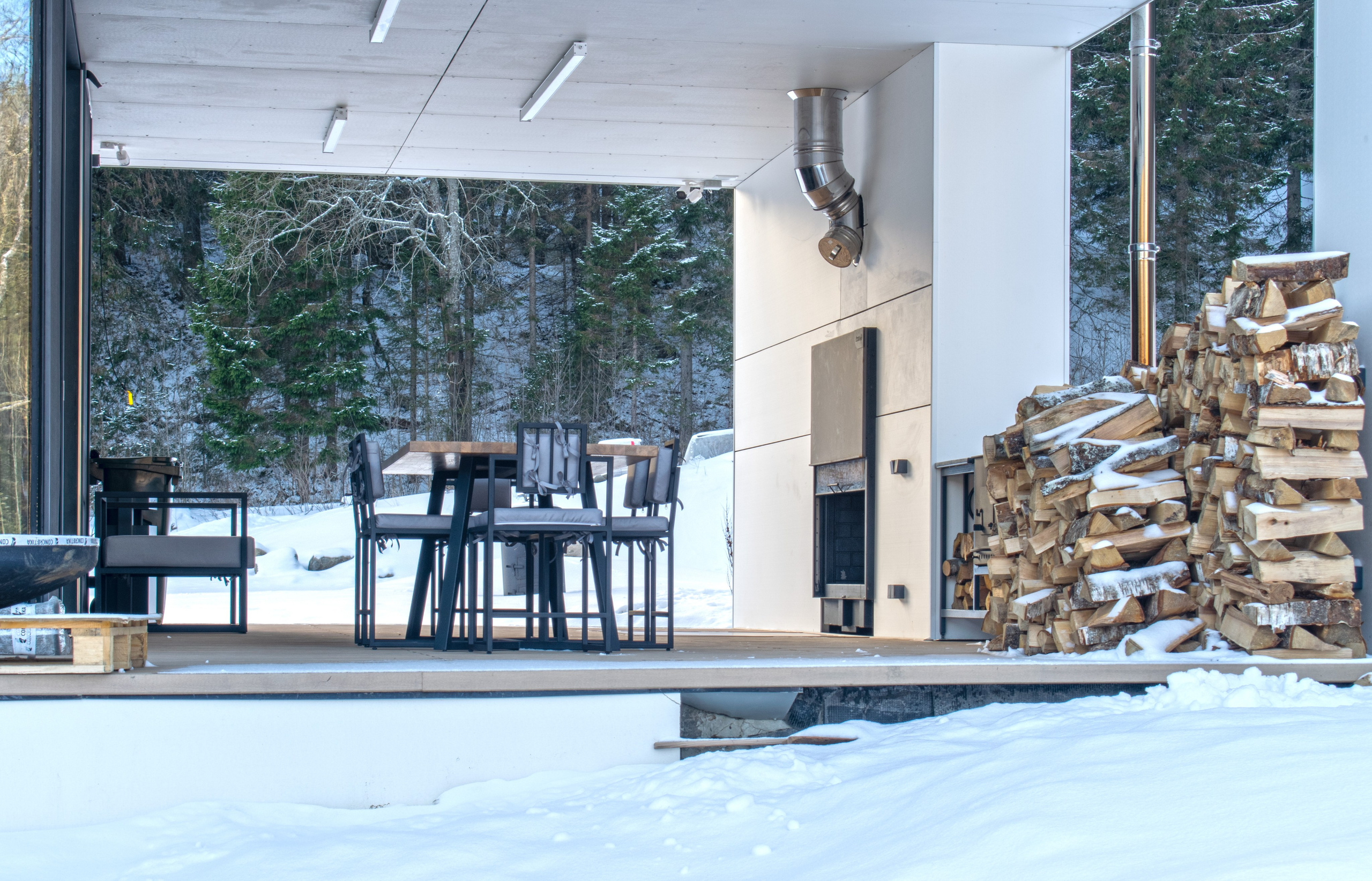 Экстерьер недвижимости в Карелии в Сортавала. Фотосъемка летней кухни и мангальной зоны с дровами.