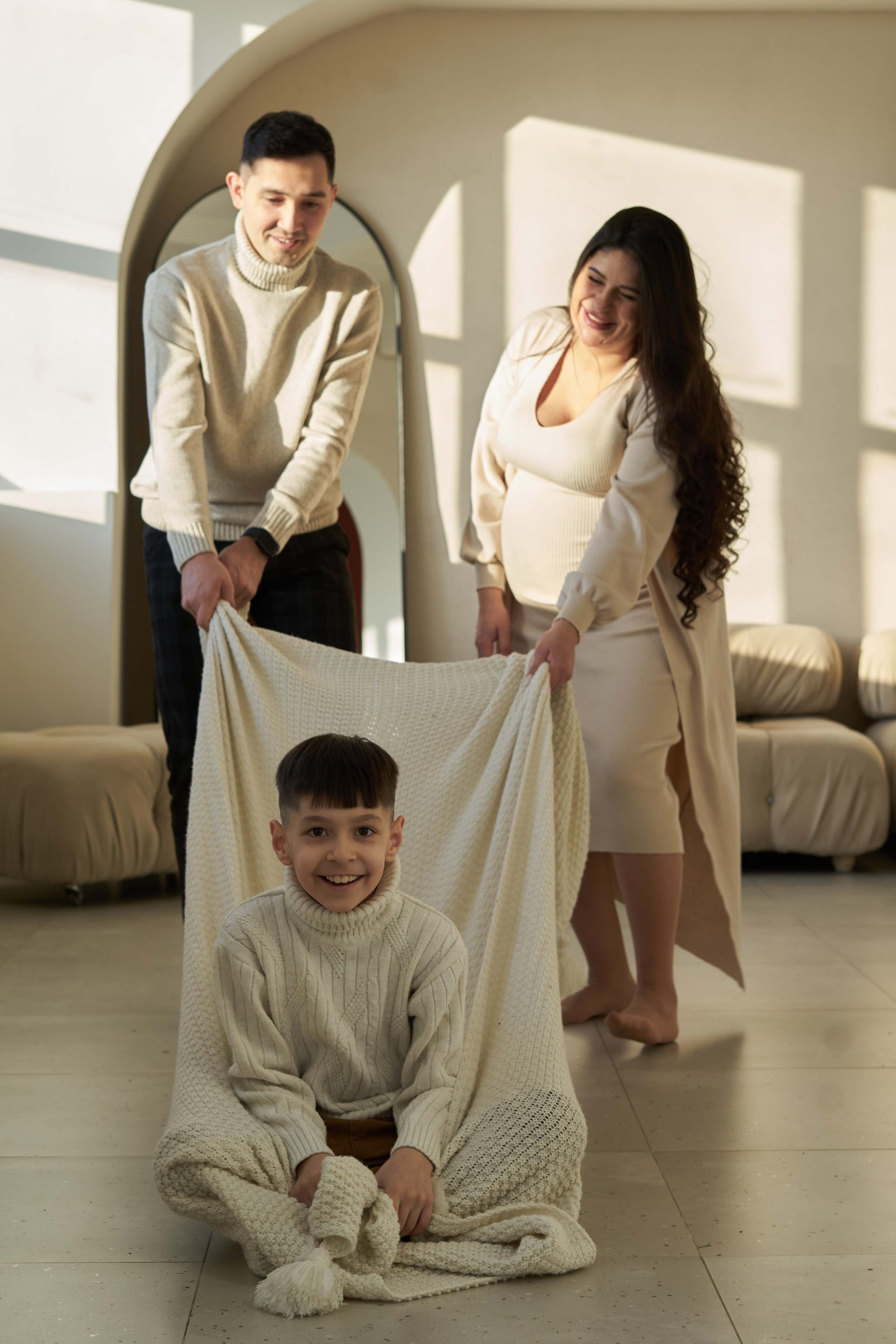 Фотосессия беременной с семьей в студии. Фотограф Екатеринбург Кокшарова Александра