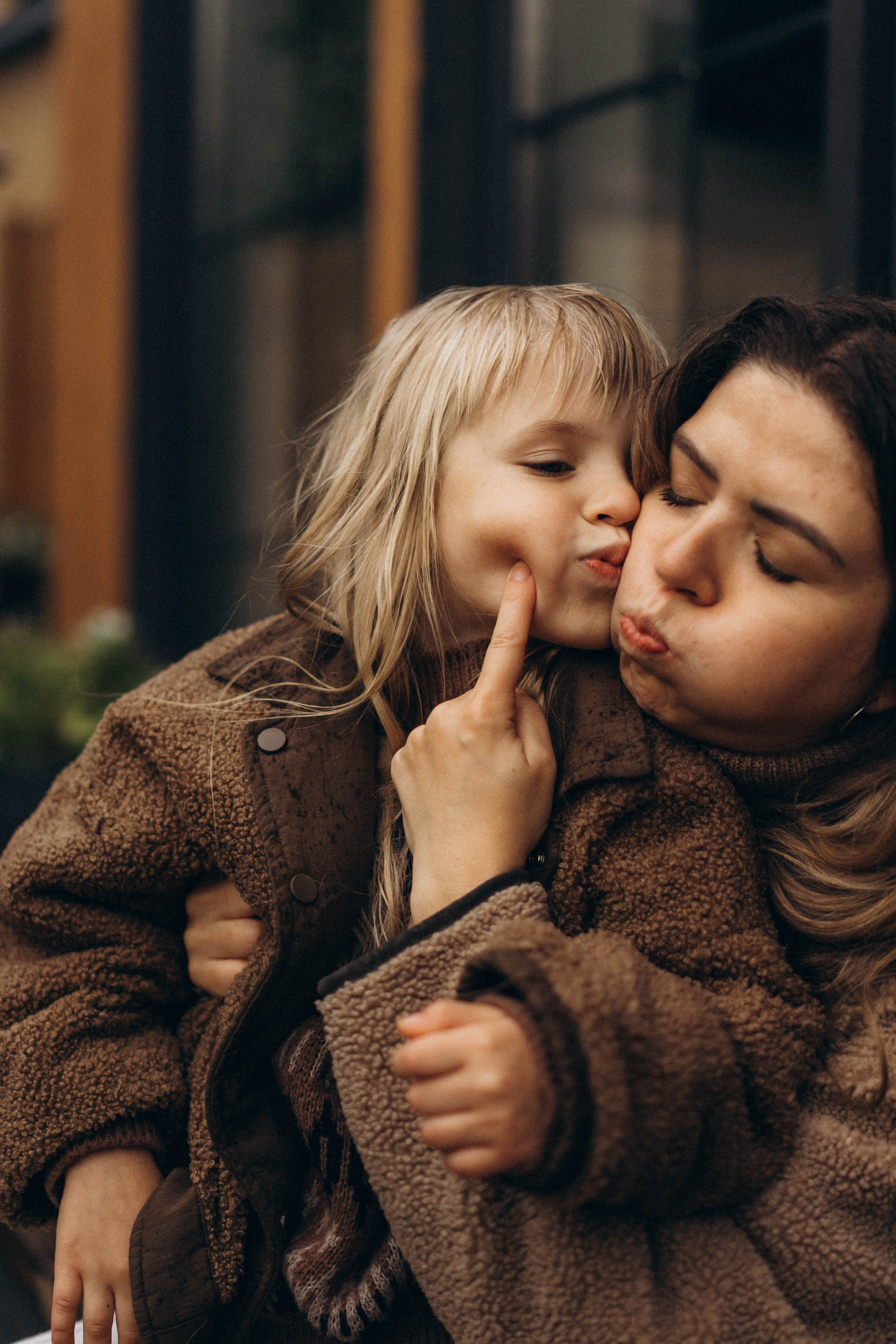 Фотосессия у дома во дворе мама и дочка. Фотограф Екатеринбург Кокшарова Александра