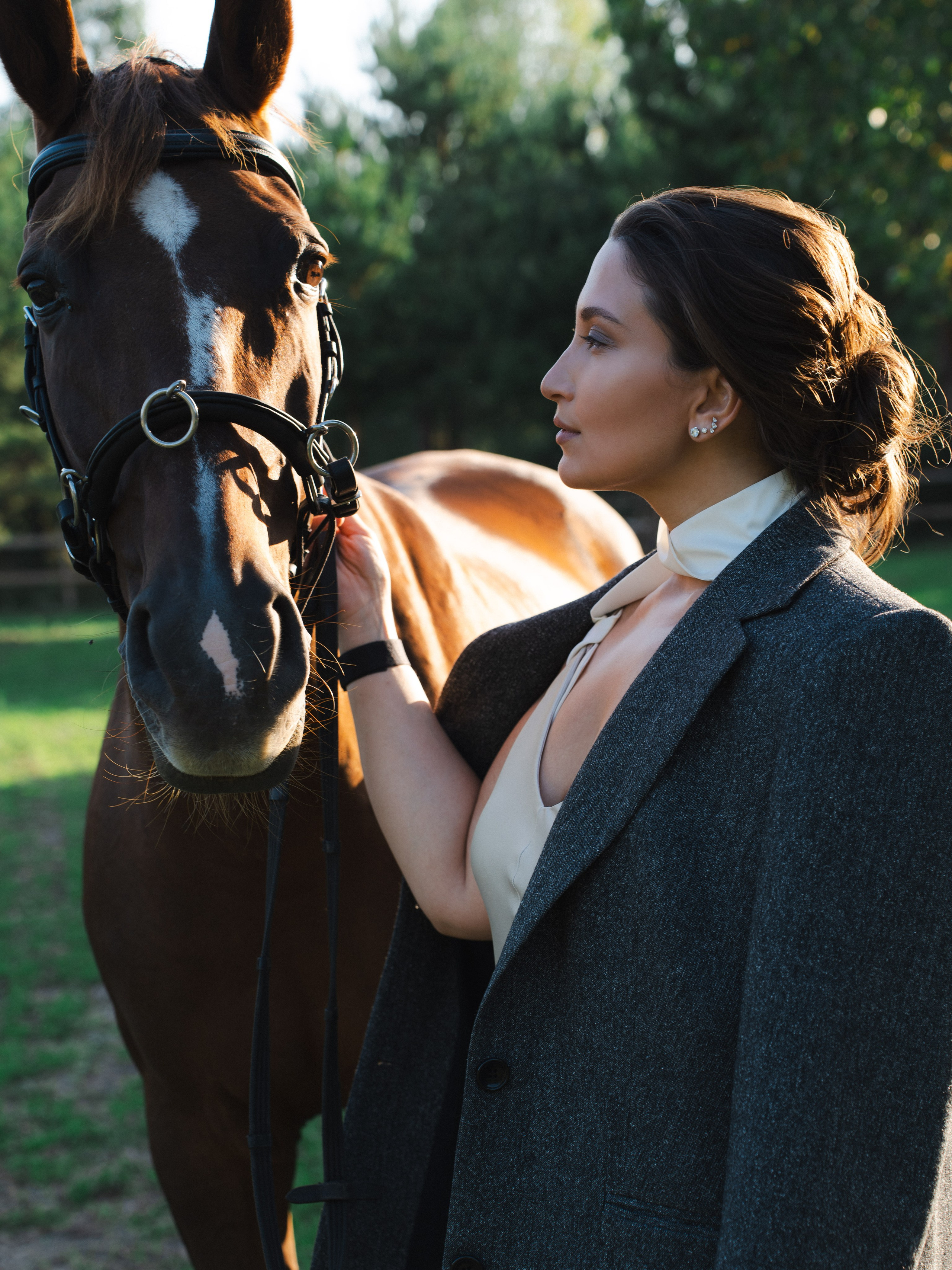 Фотосессия с лошадями в элегантном платье  