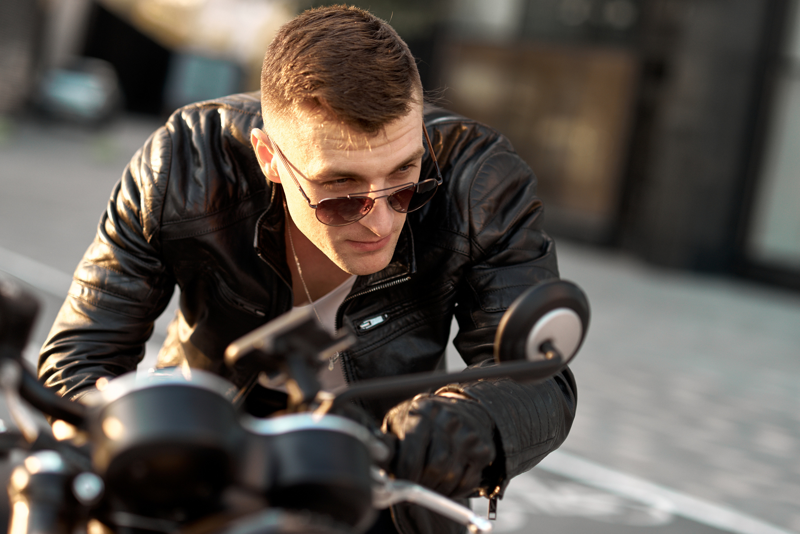 Стильный портрет с крепким запахом бензина. Егор Фотобрат — Портретный фотограф теперь в Ташкенте