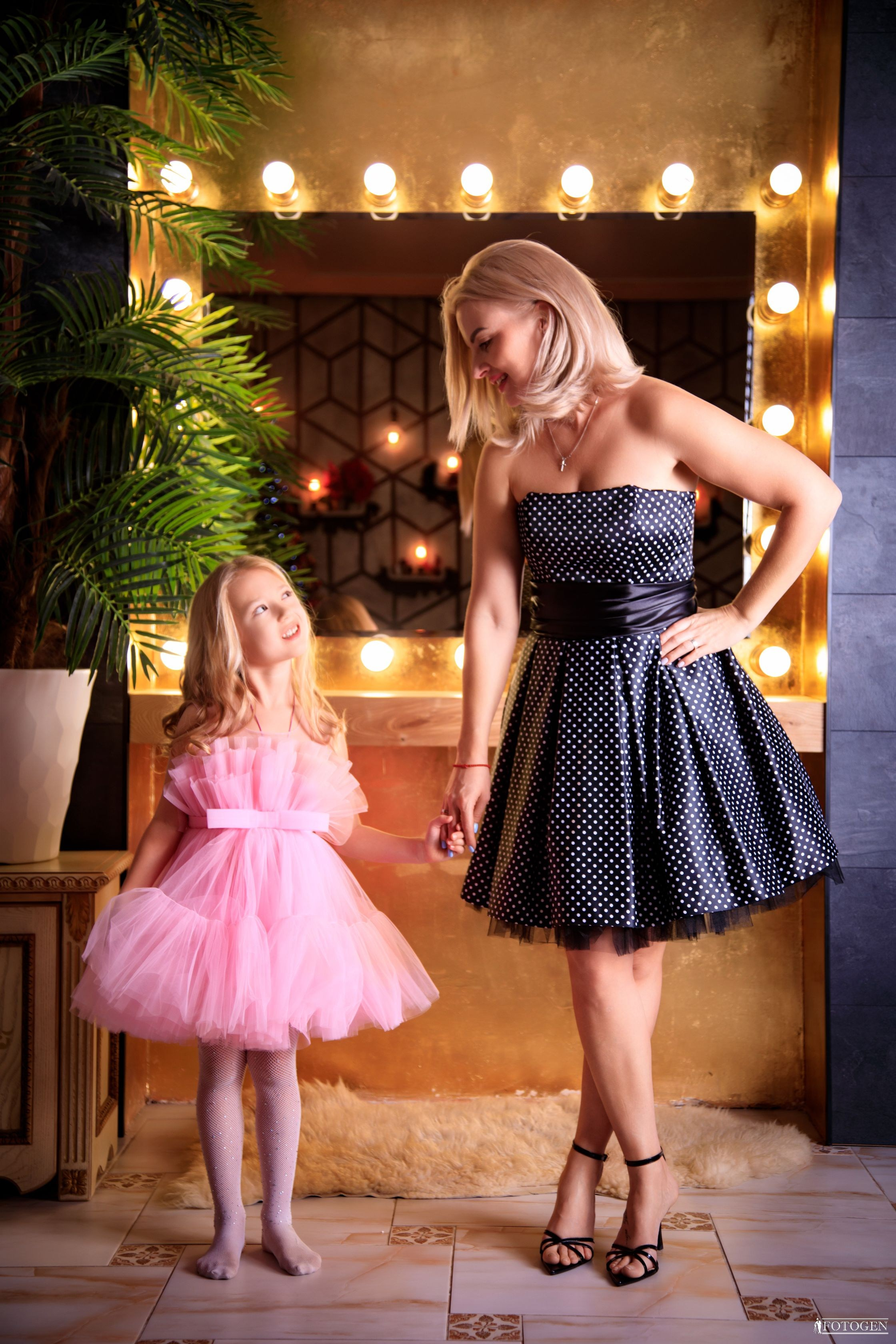 Семейная фотосессия: мама с детьми | Портфолио Fotogen. Интерьерная фотостудия FOTOGEN г. Краснодар