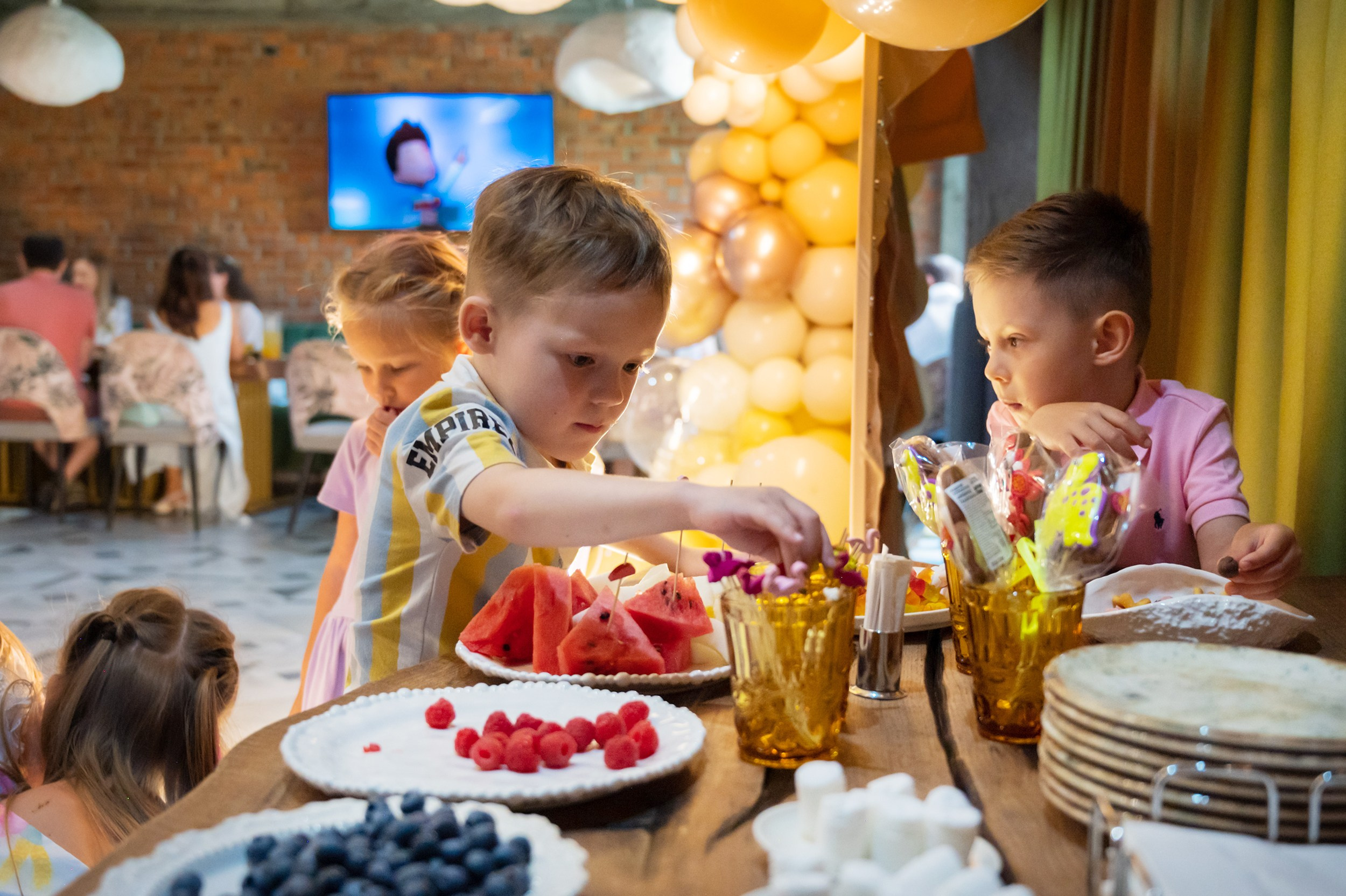 Ресторан Дюжина! Давиду 5 лет. Создаю живые портреты и незабываемые снимки в атмосфере солнечного Сочи