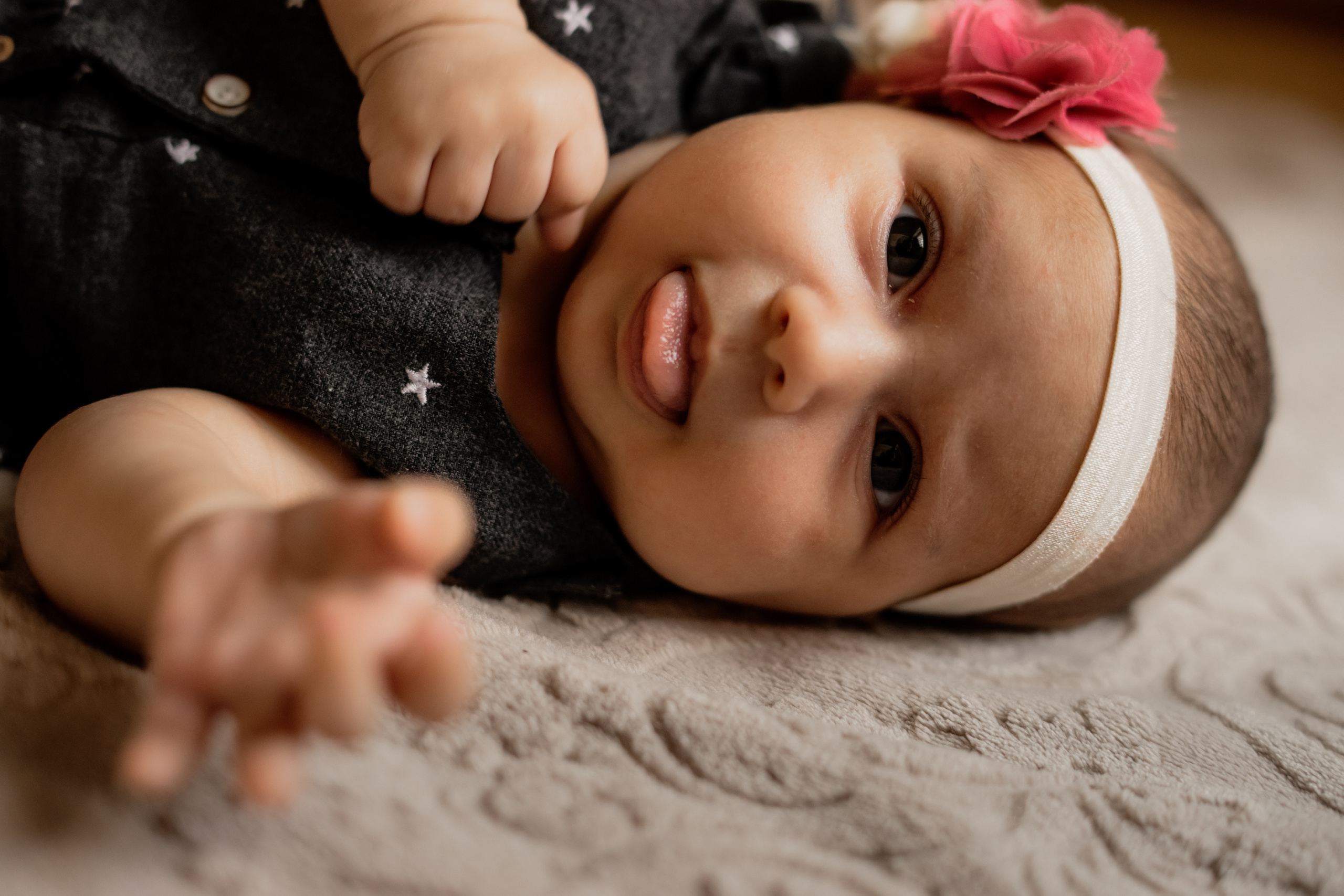 Домашняя  с новым членом семьи с маленькой дочкой. Ольга Плаксина фотограф в Саратове