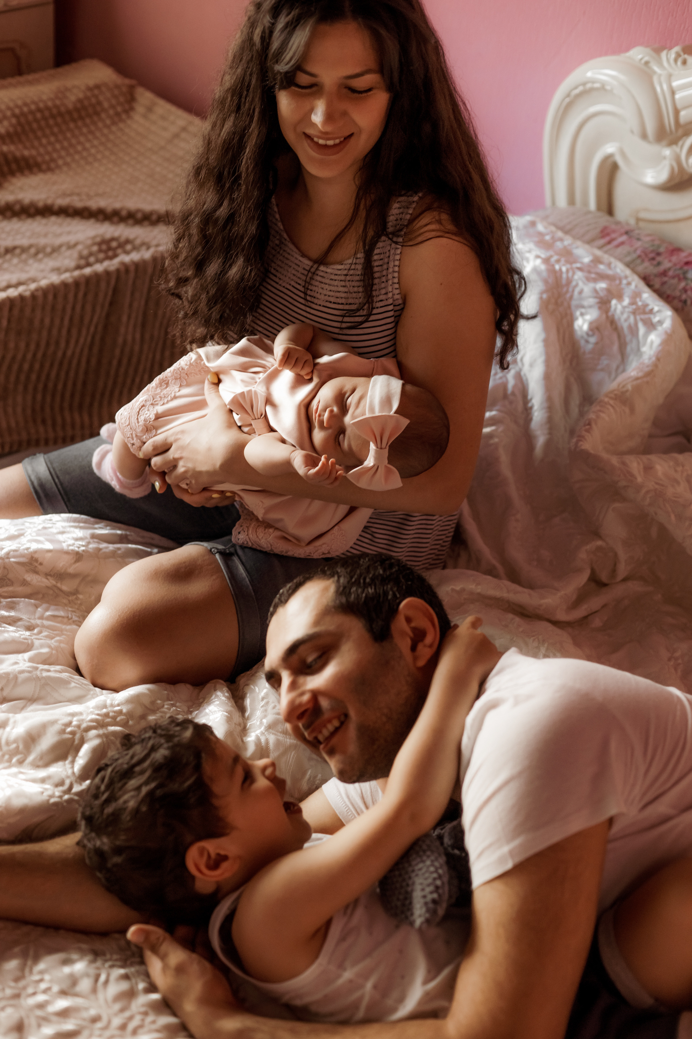 Домашняя  с новым членом семьи с маленькой дочкой. Ольга Плаксина фотограф в Саратове