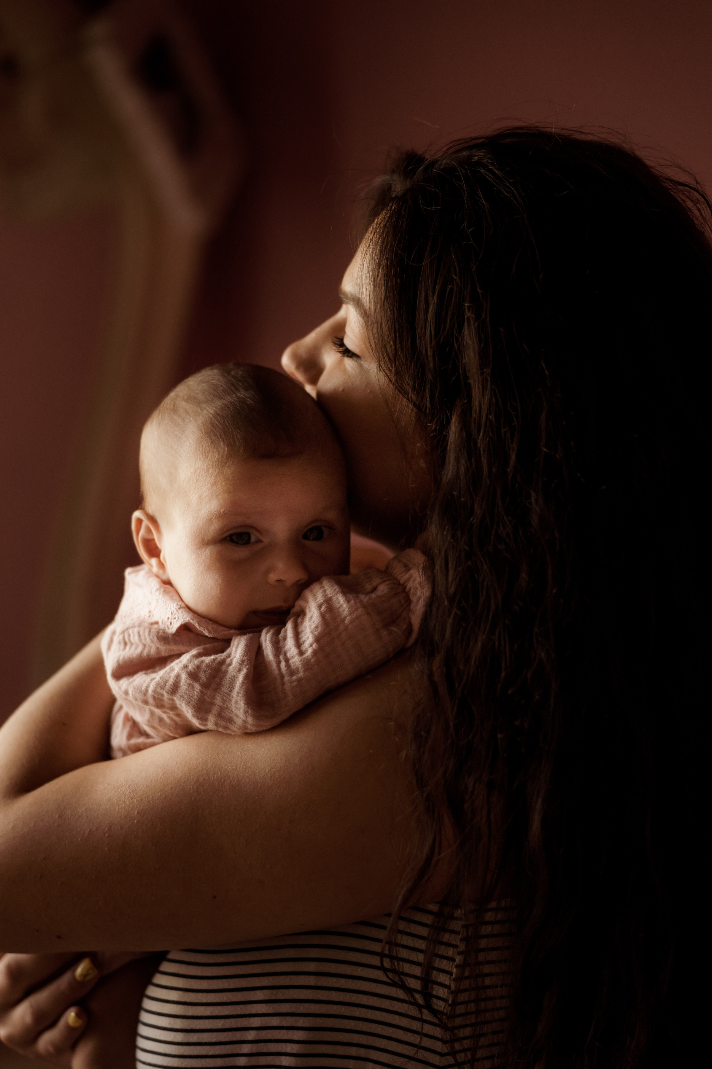 Домашняя  с новым членом семьи с маленькой дочкой. Ольга Плаксина фотограф в Саратове