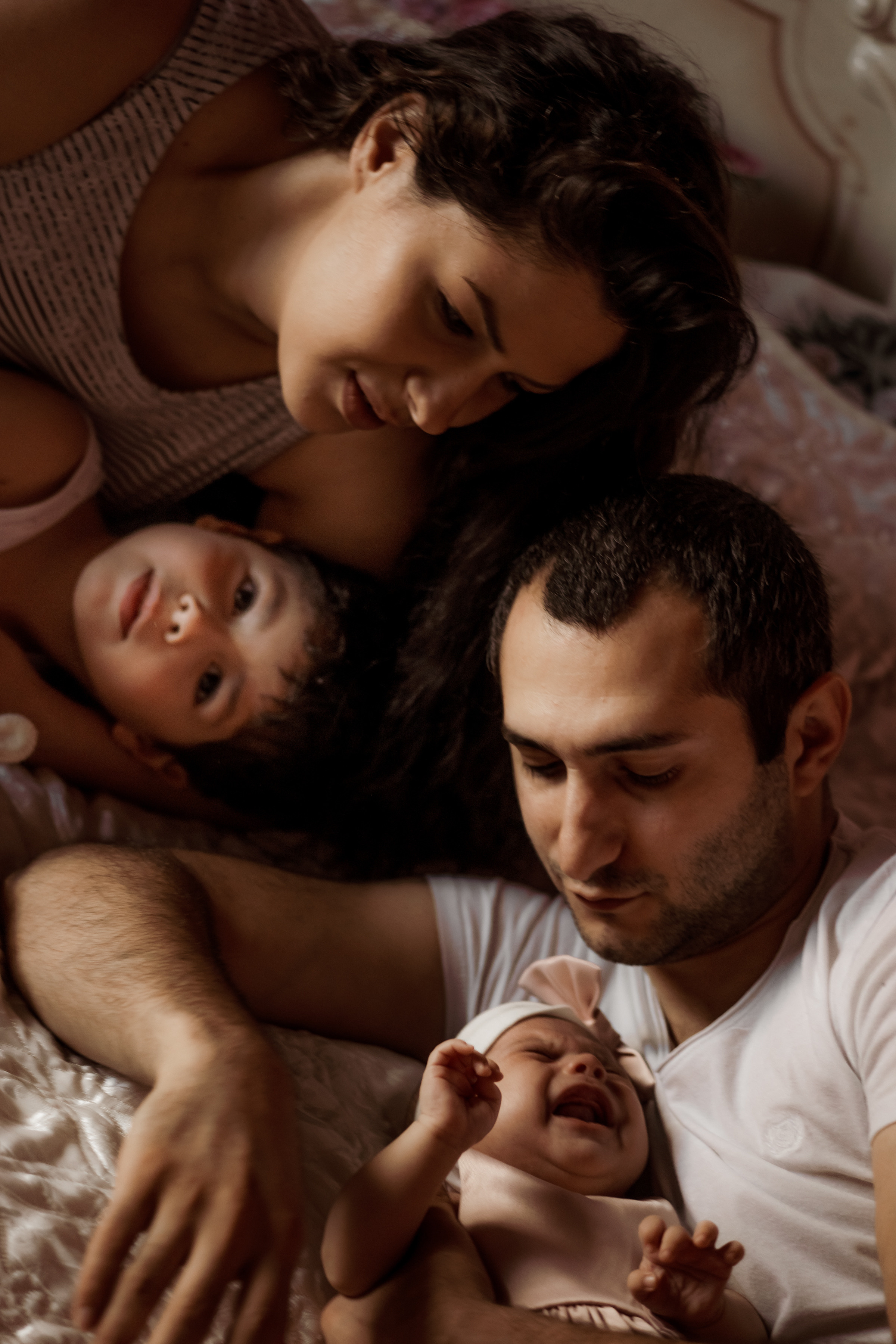 Домашняя  с новым членом семьи с маленькой дочкой. Ольга Плаксина фотограф в Саратове