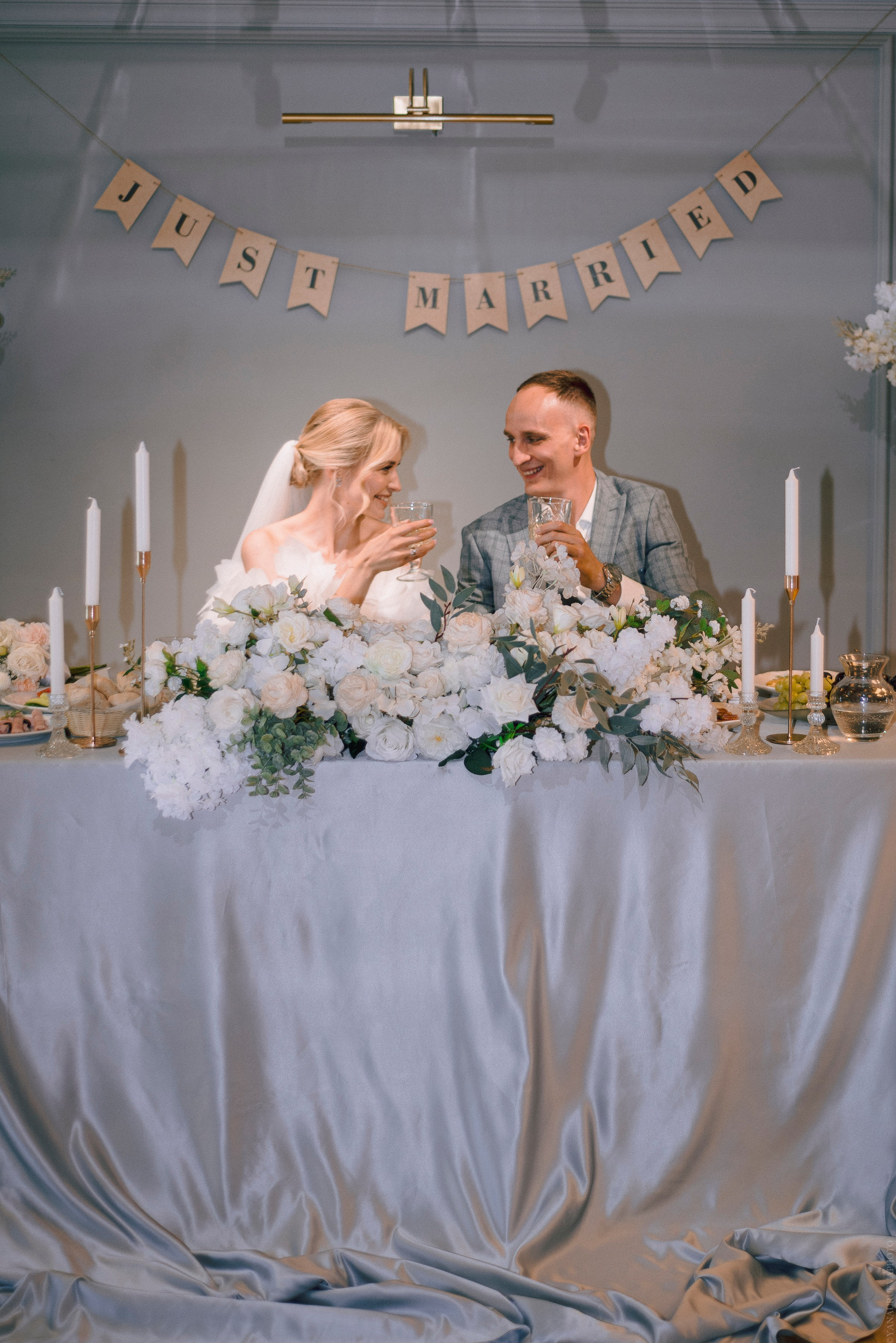 Жених и невеста за свадебным столом в серых оттенках
