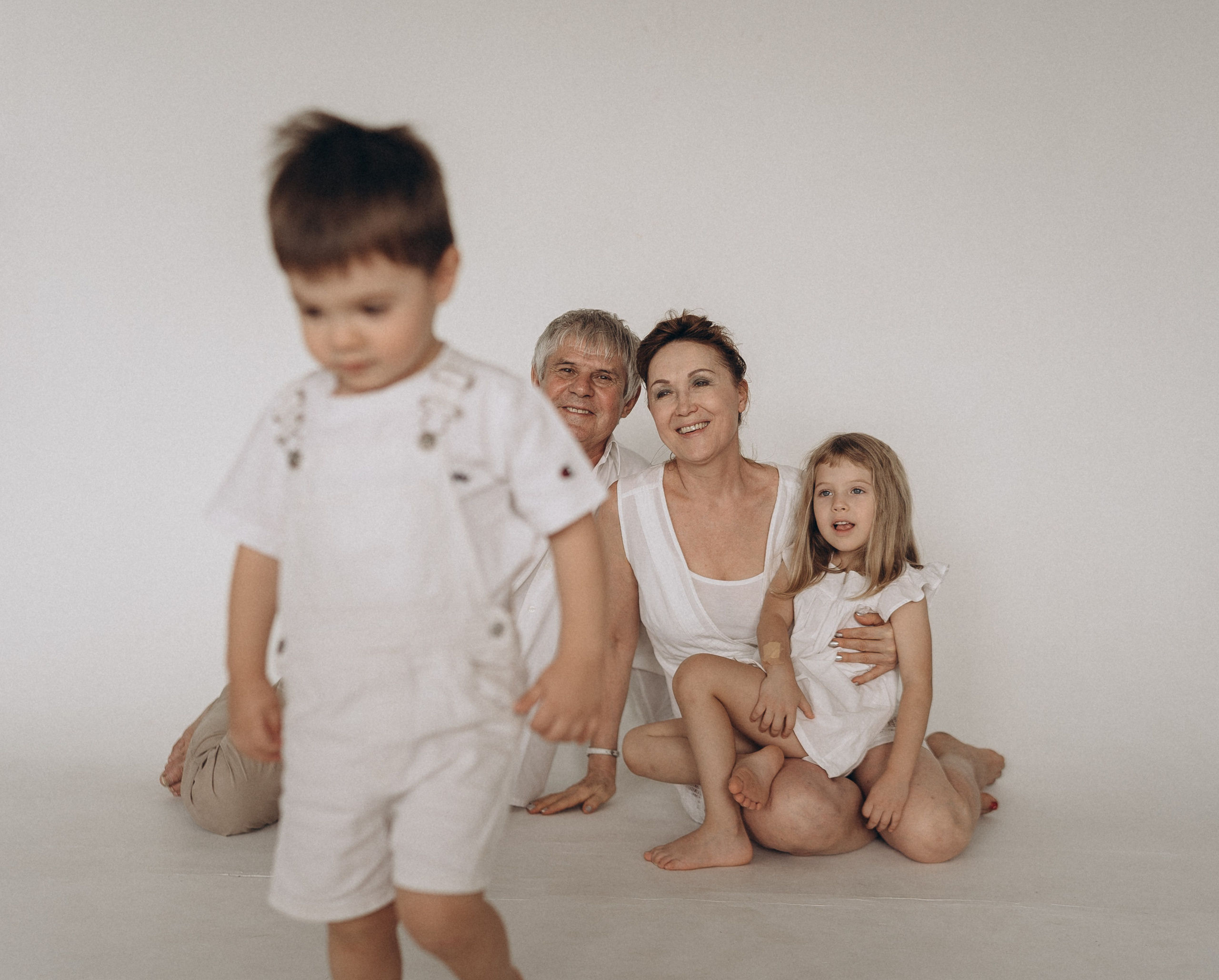 Лиам, Мила, Диана и родители. Семейный и домашний фотограф в Уфе Ирина Гарасюта