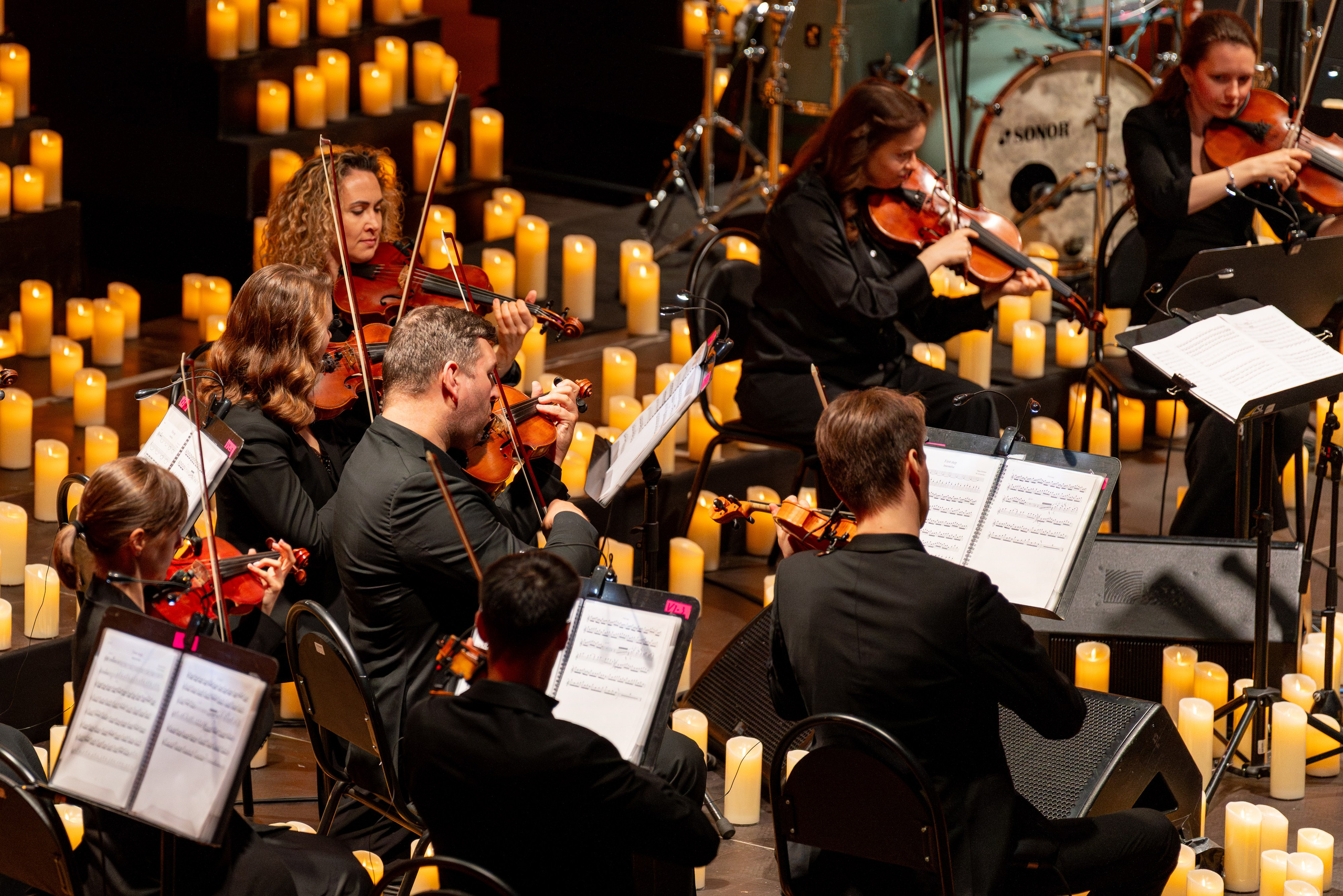 Симфонический оркестр Lumisfera при свечах. Фотограф Никита Комаров