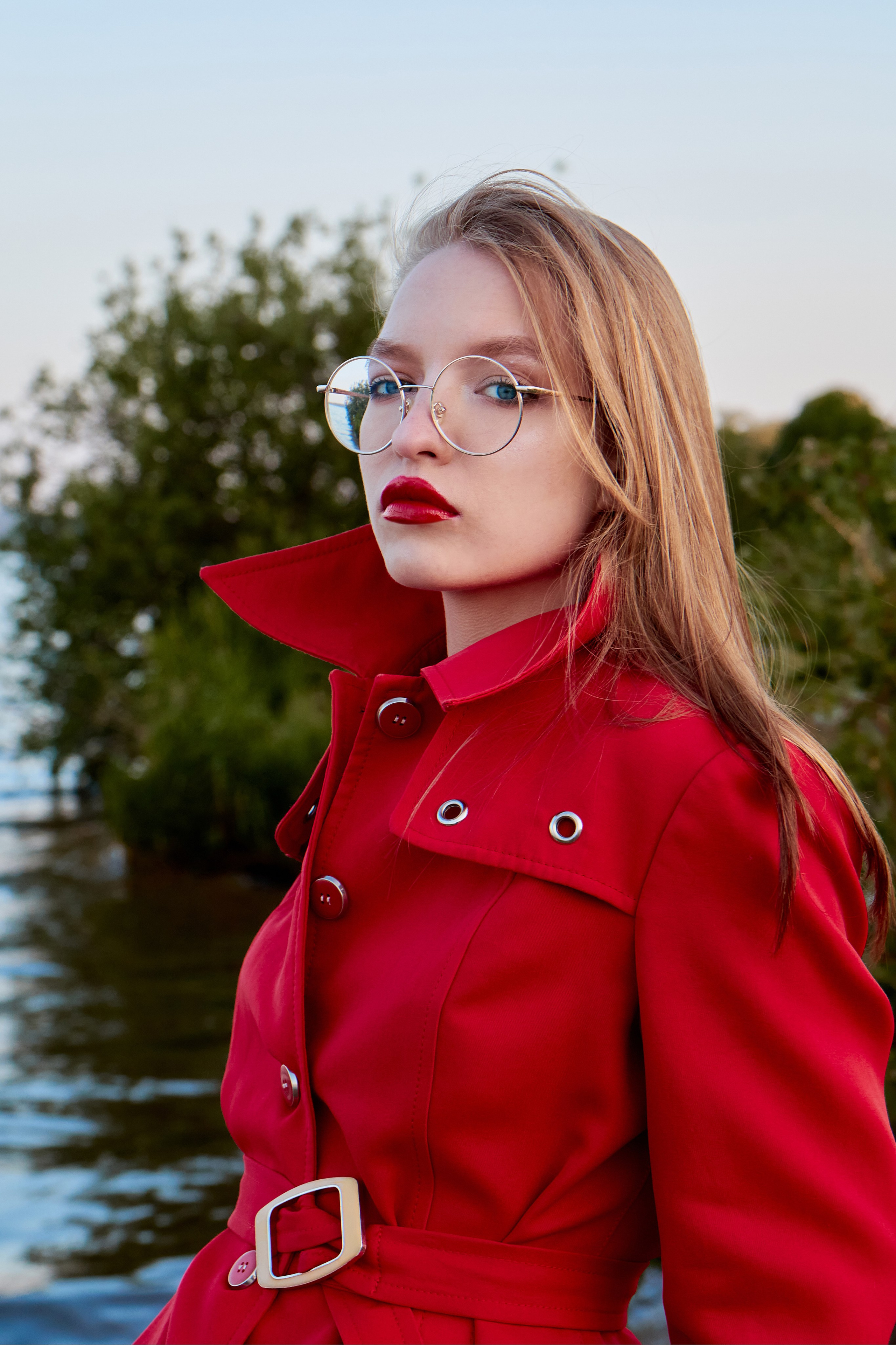 Инна, съёмка в пальто. Предметный и репортажный фотограф Алексей Кротов