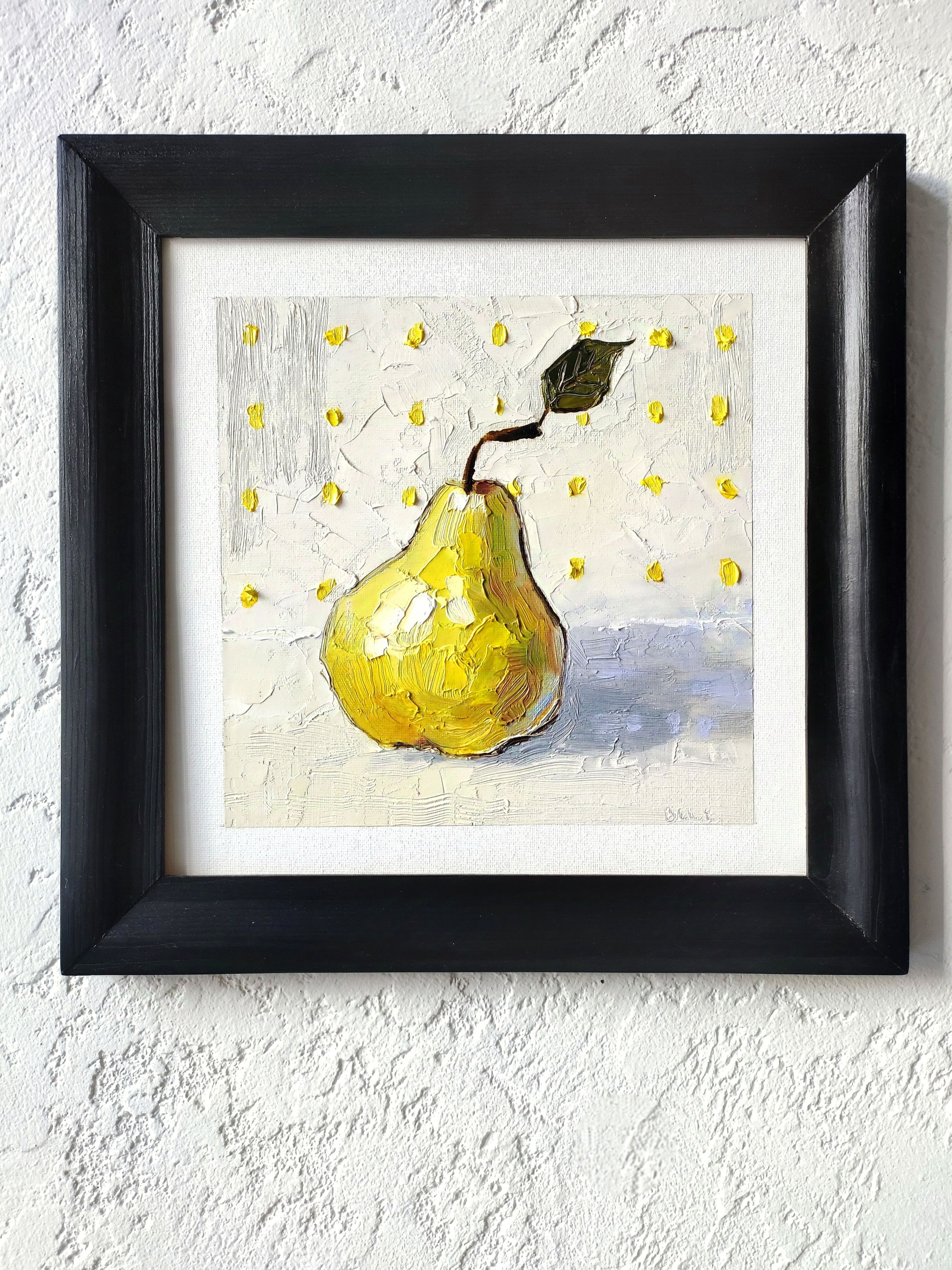 Картина с желтой грушей маслом на светлом фоне.