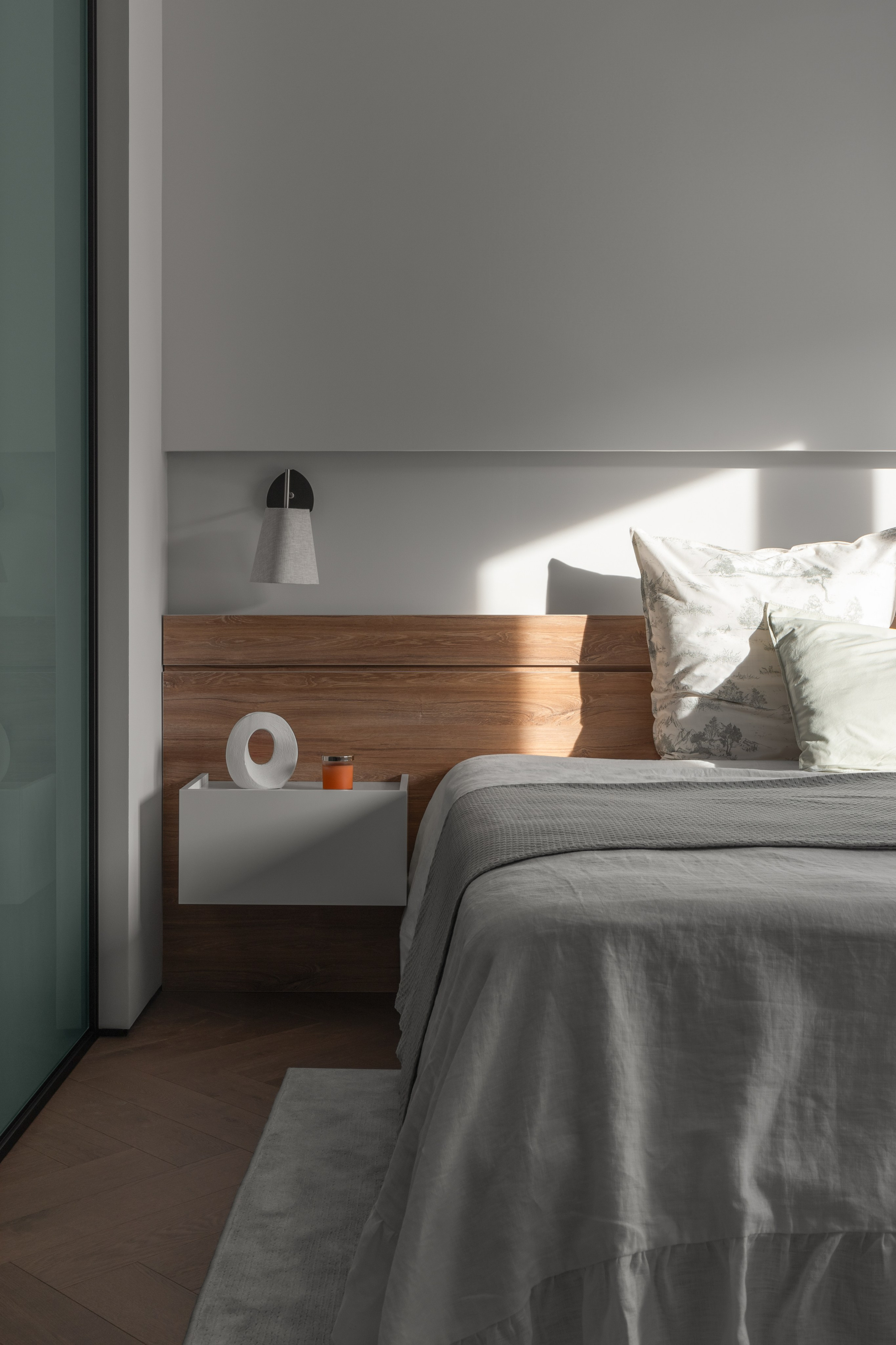Минималистичная спальня в современной квартире, фото интерьера, ухо кровати.