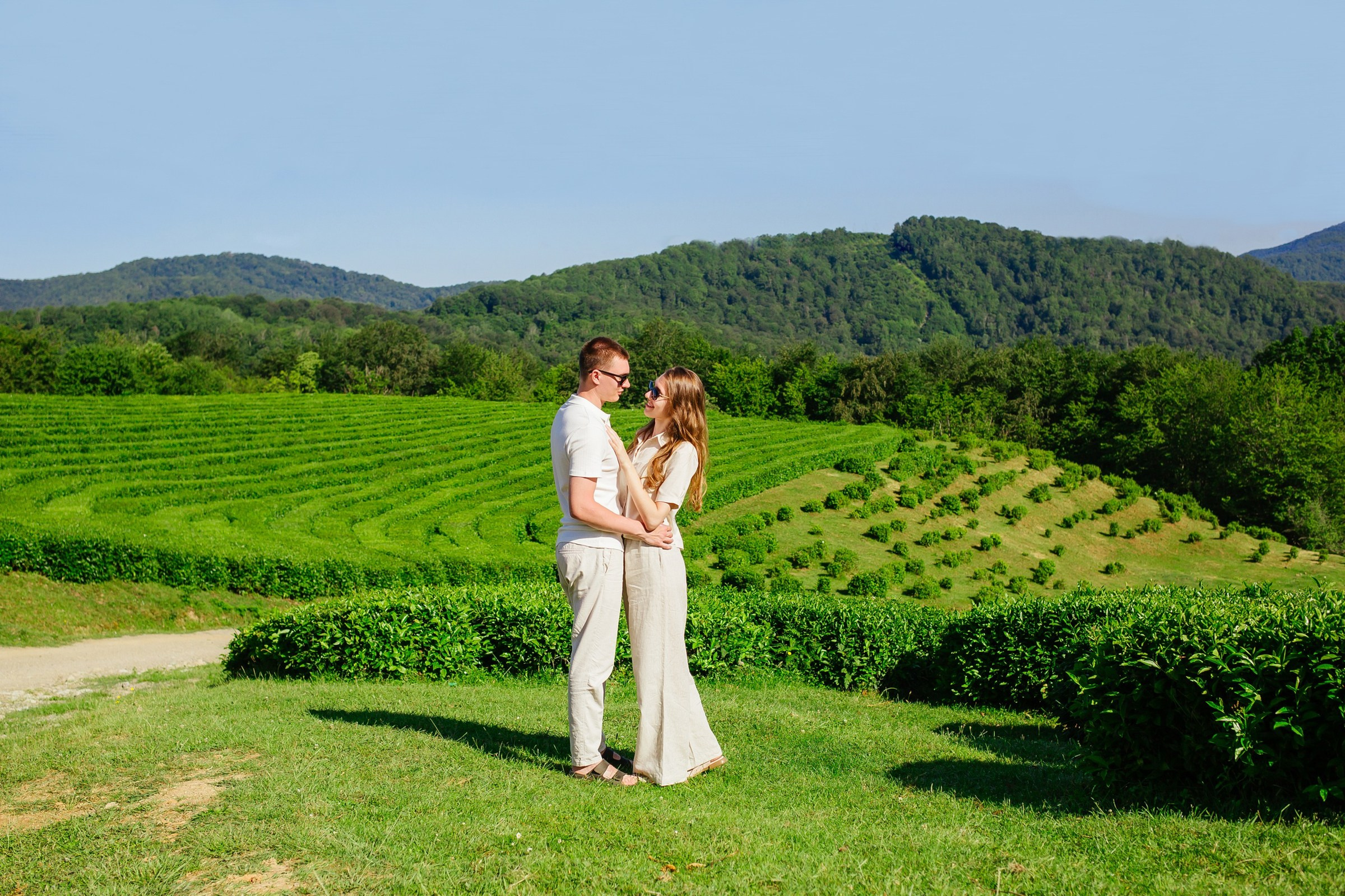 Лавстори фотосессия на чайных плантациях. Фотограф Сочи Адлер. Солькаева Анастасия