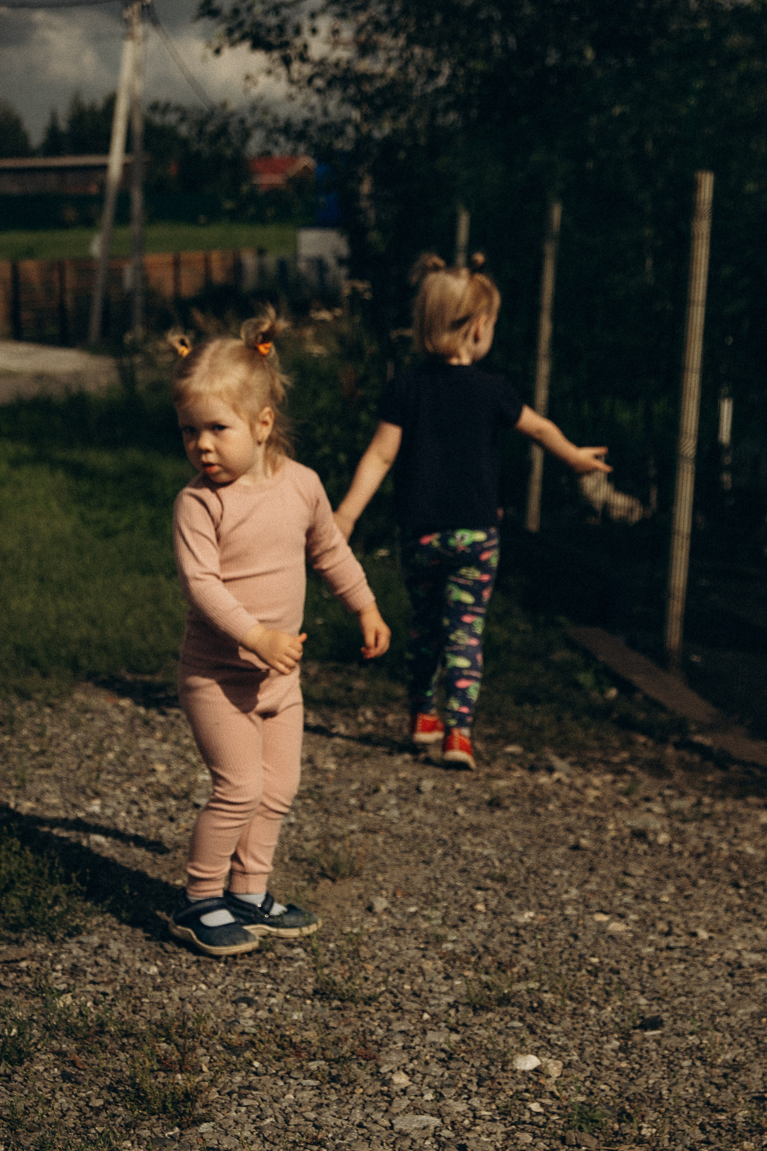 Соня и Алёнка в гостях у дедушки. Фотограф Евгения Войко Тюмень