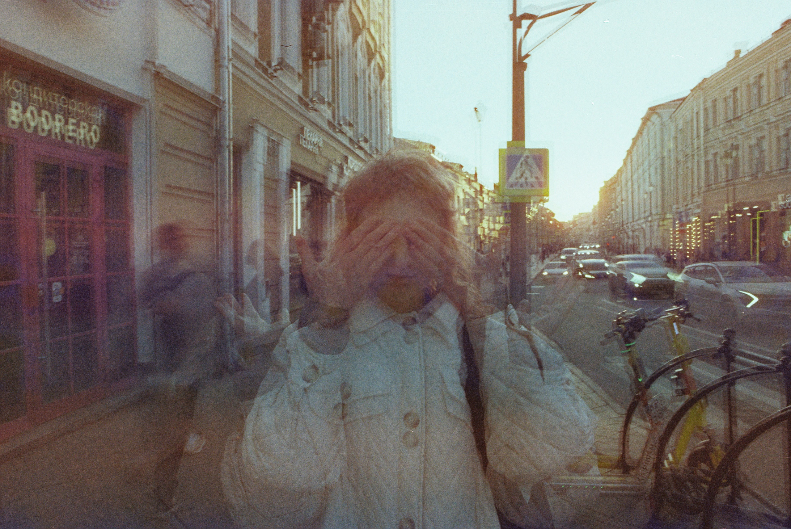 Просроченная пленка Kodak. Портрет девушки, портрет на закате, пленочный фотограф Нежный портрет девушки у окна. Боке и мягкий свет, снято на пленку Kodak Portra 400. Пленочная фотография.