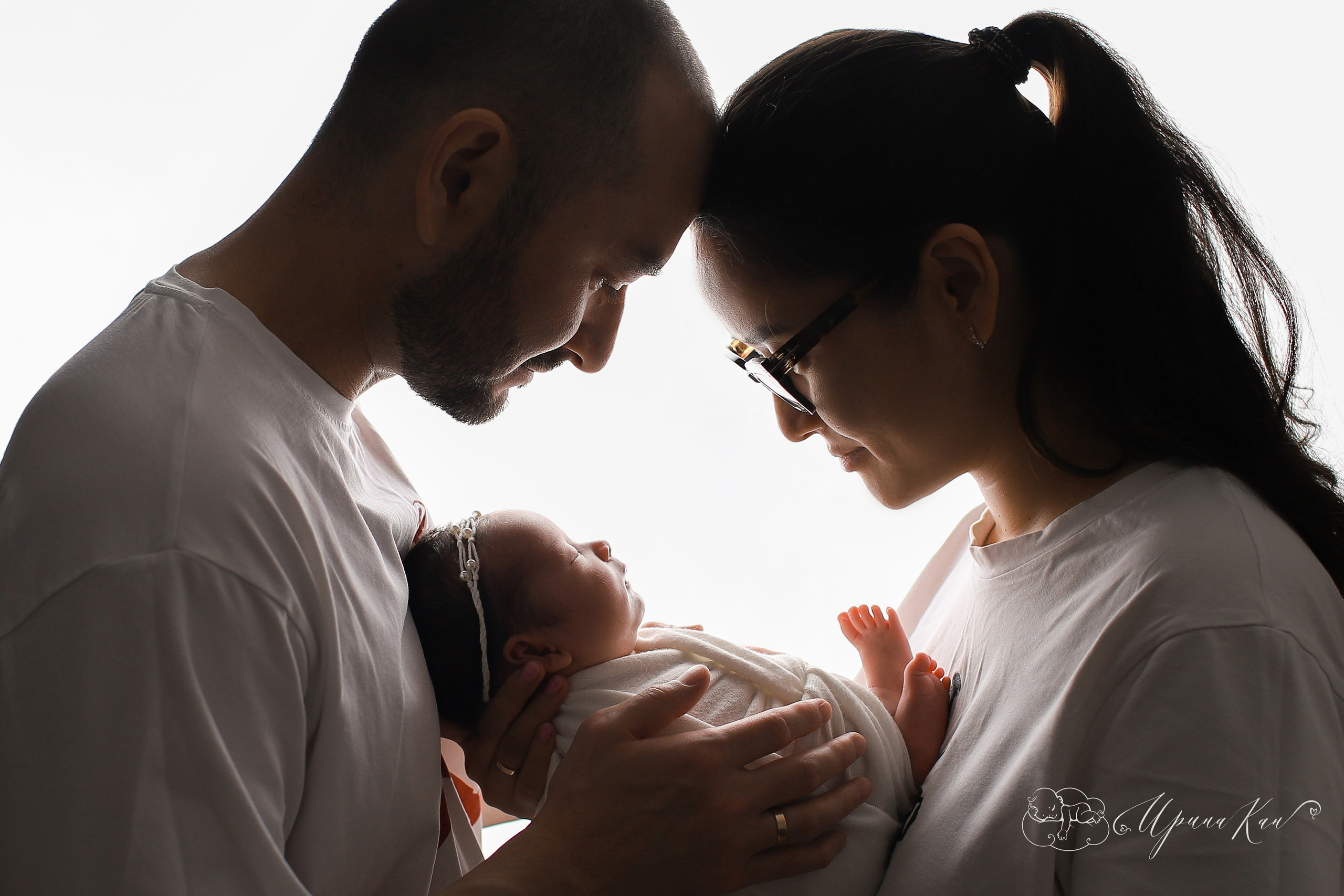 Новорожденные фото с родителями. Ирина Кан Фотограф новорожденных в Екатеринбурге
