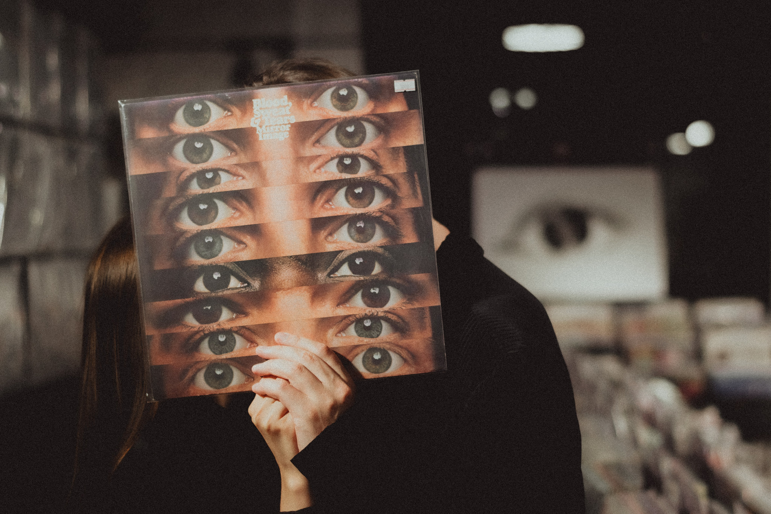 Парная ретро фотосессия в магазине с виниловыми пластинками