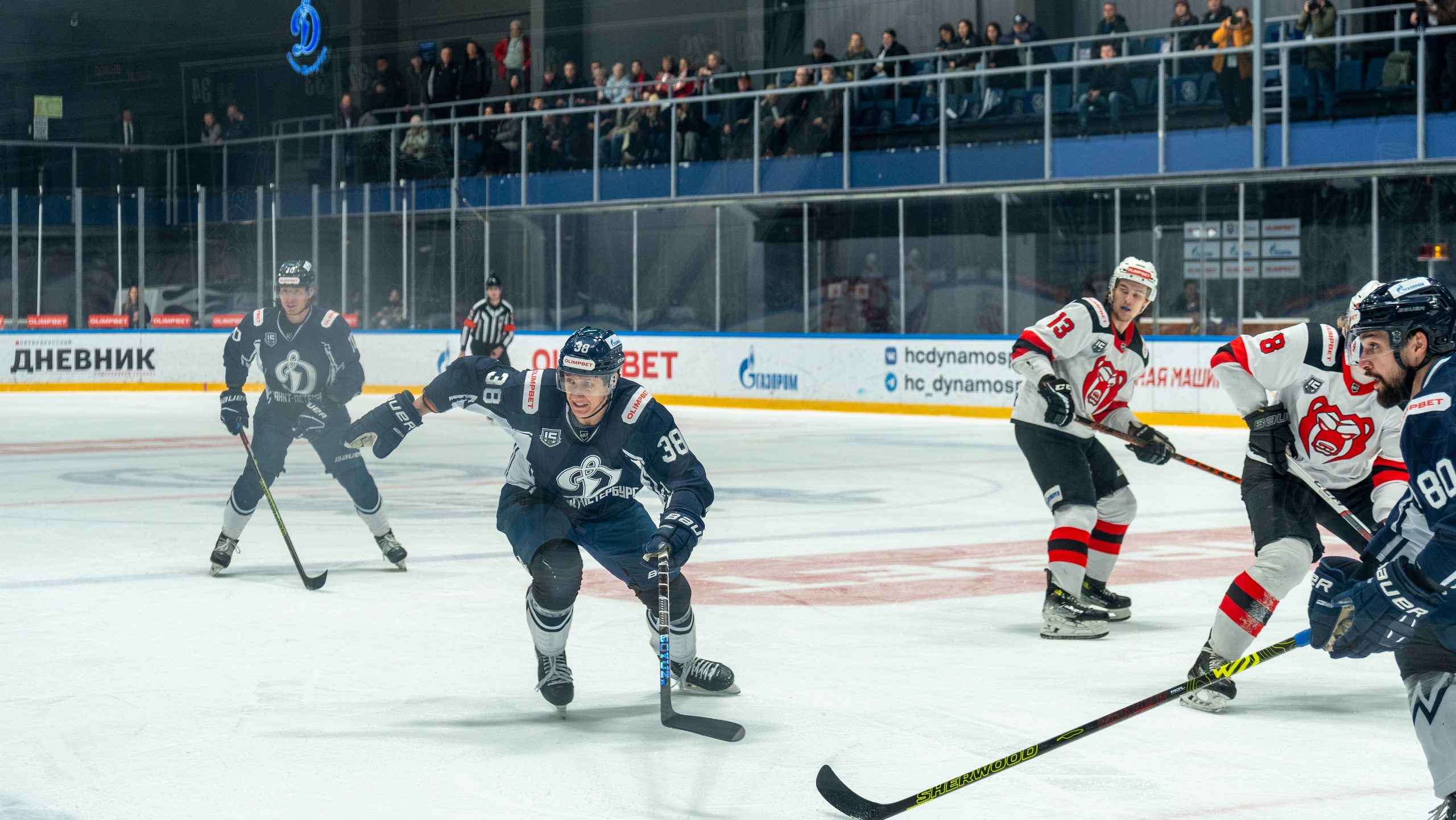 Атака «Динамо» в игре с «Молотом» на глазах у трибун. Репортажная спортивная фотосъёмка, динамика и драйв, Санкт-Петербург.