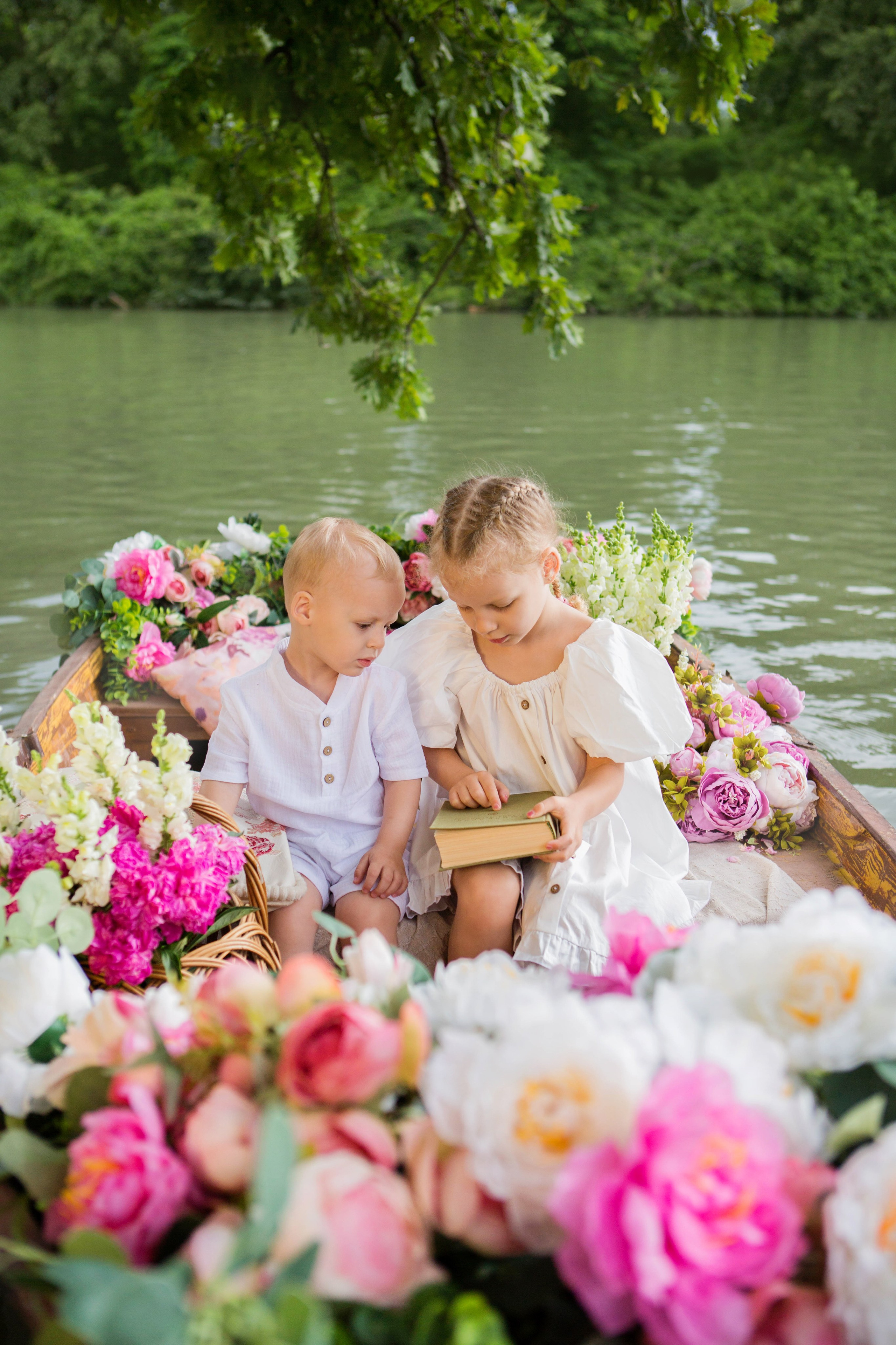 Лодка с пионами. Свадебный семейный и детский фотограф в Краснодаре Карина Федоровская