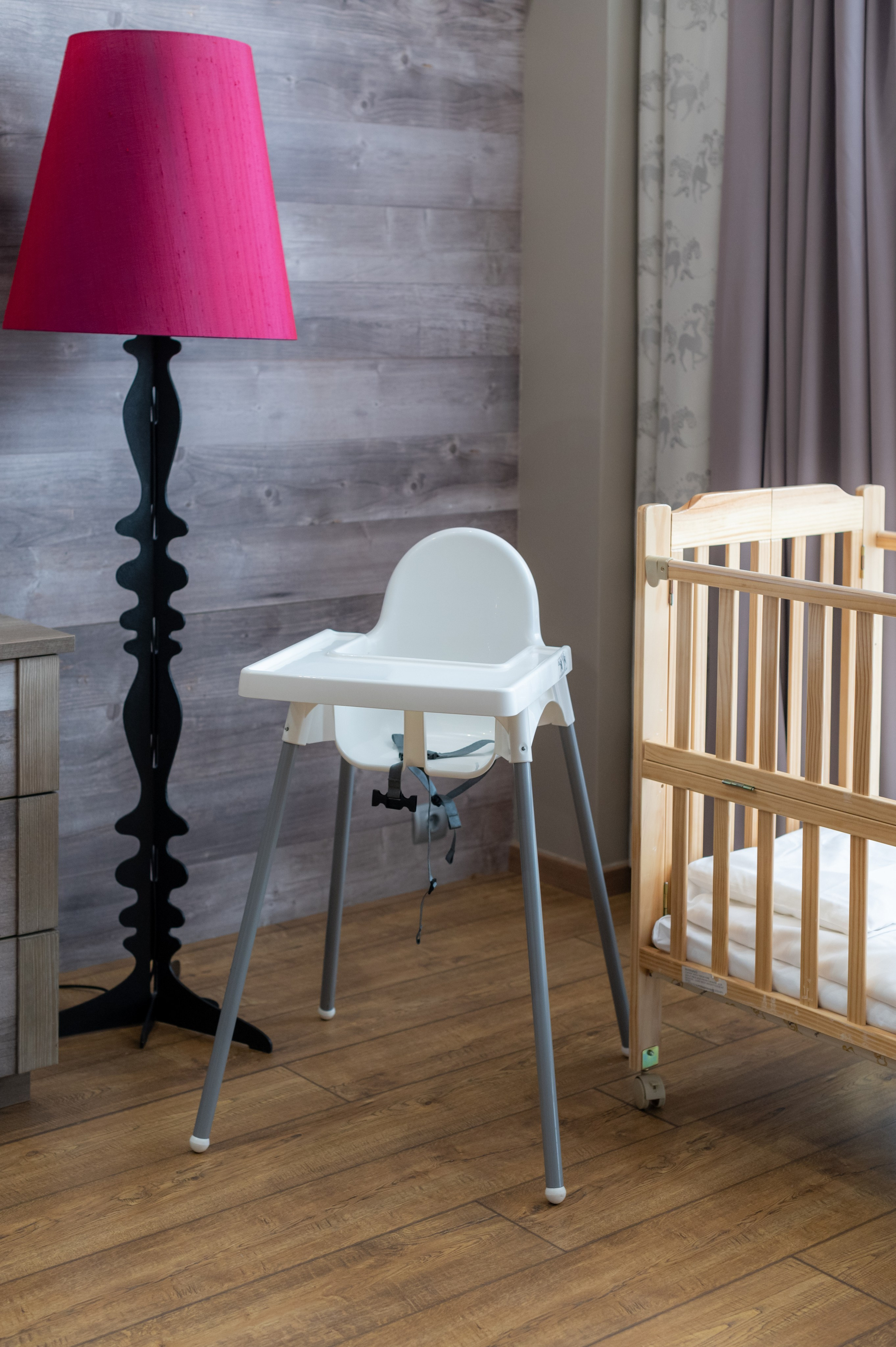 Номер полулюкс в отеле 1389 Газпром Поляна с детскими принадлежностями. Репортажный фотограф в Красной Поляне и Сочи Павлюченко Екатерина