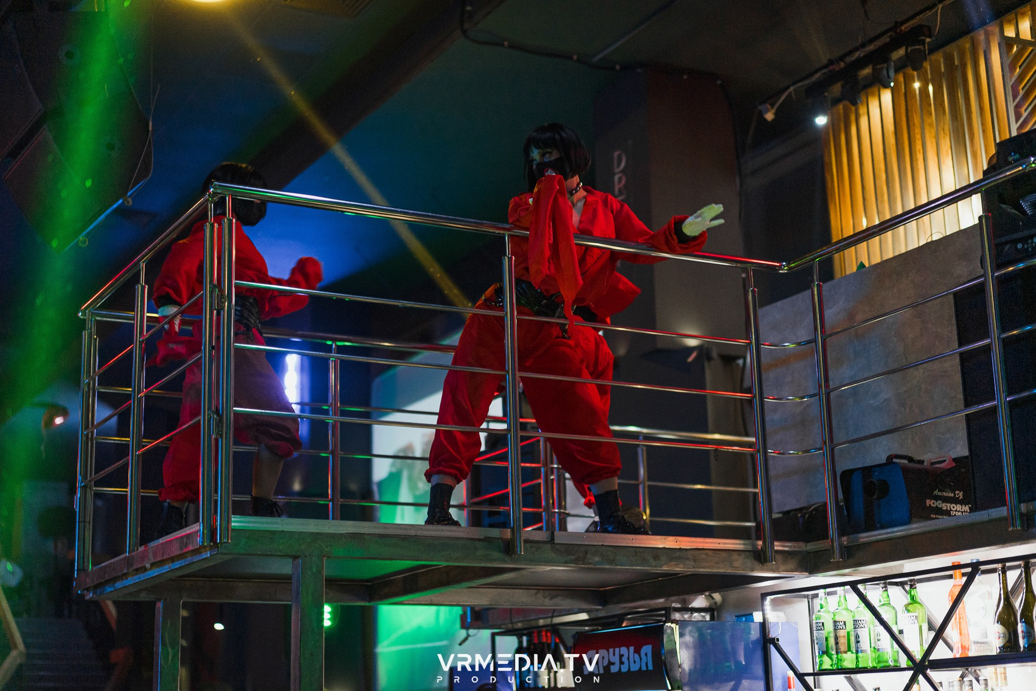 Бумажный дом в баре «Друзья»