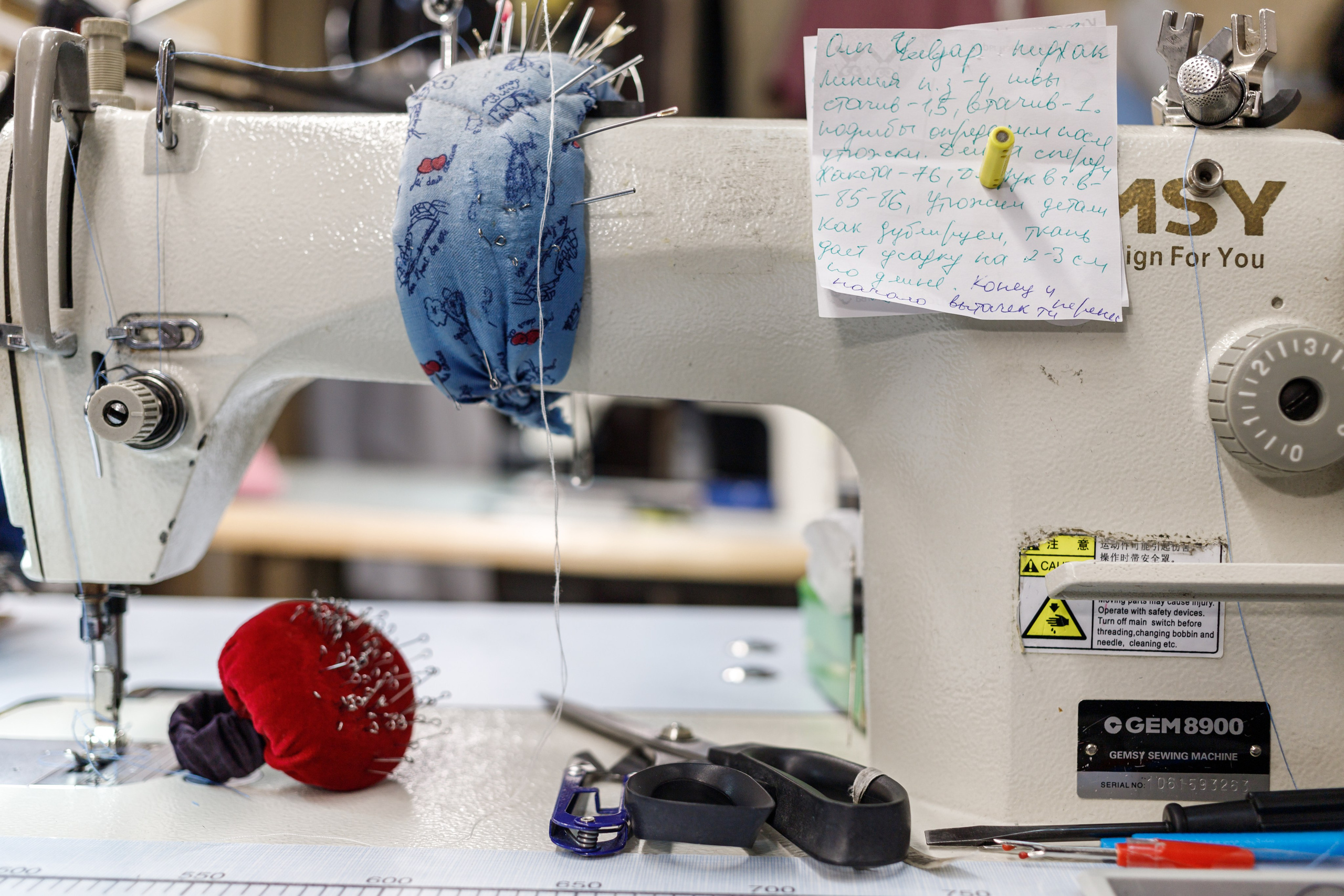 Швейная машина Gemsy, игольницы и рукописная записка мастера, документальная съёмка ателье в Екатеринбурге, фотограф Илья Антропов