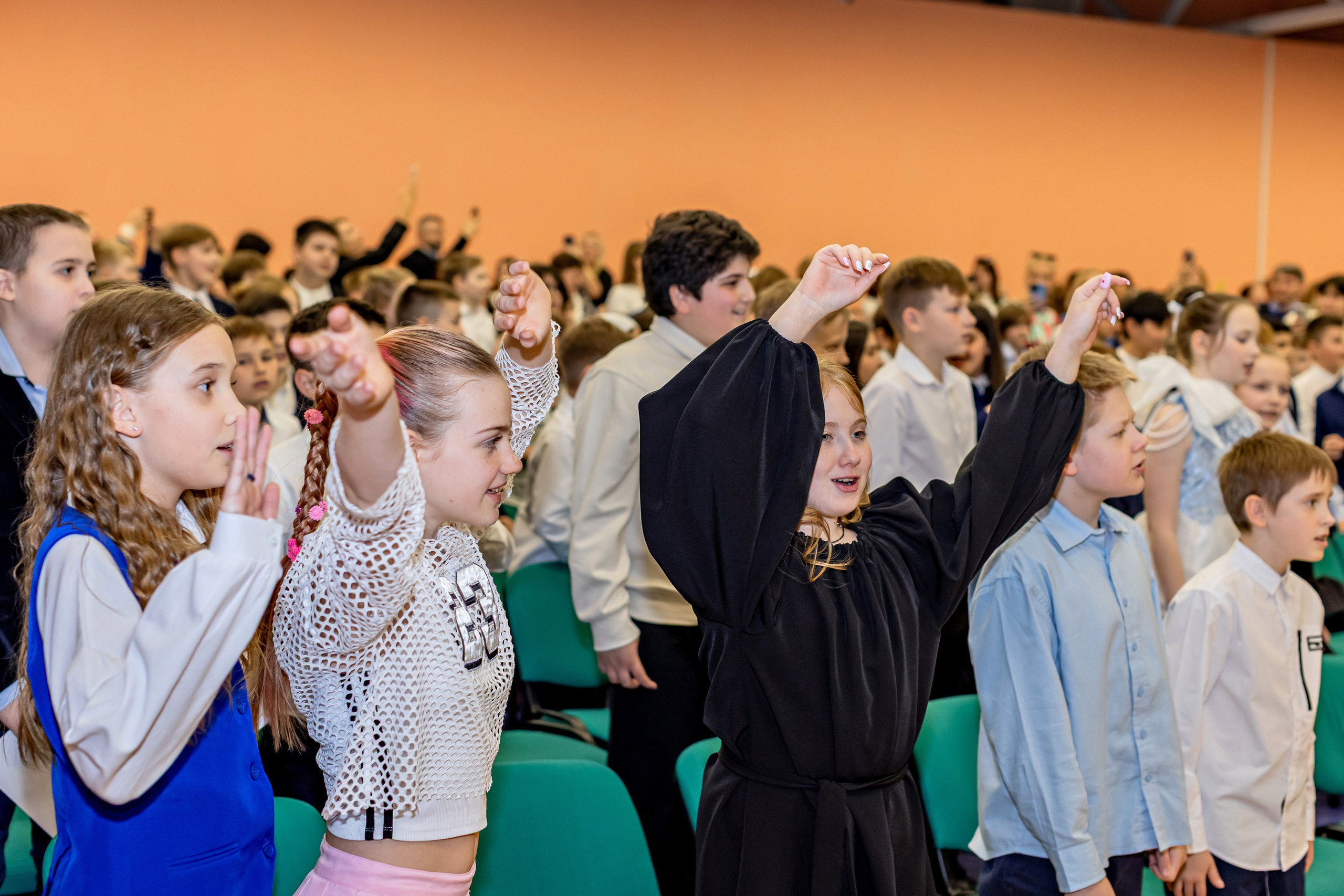 Выпускной праздник в начальной школе. Фотограф и видеограф Москва. Свадебный фотограф, видеограф. Выпускные альбомы. Оживающие альбомы