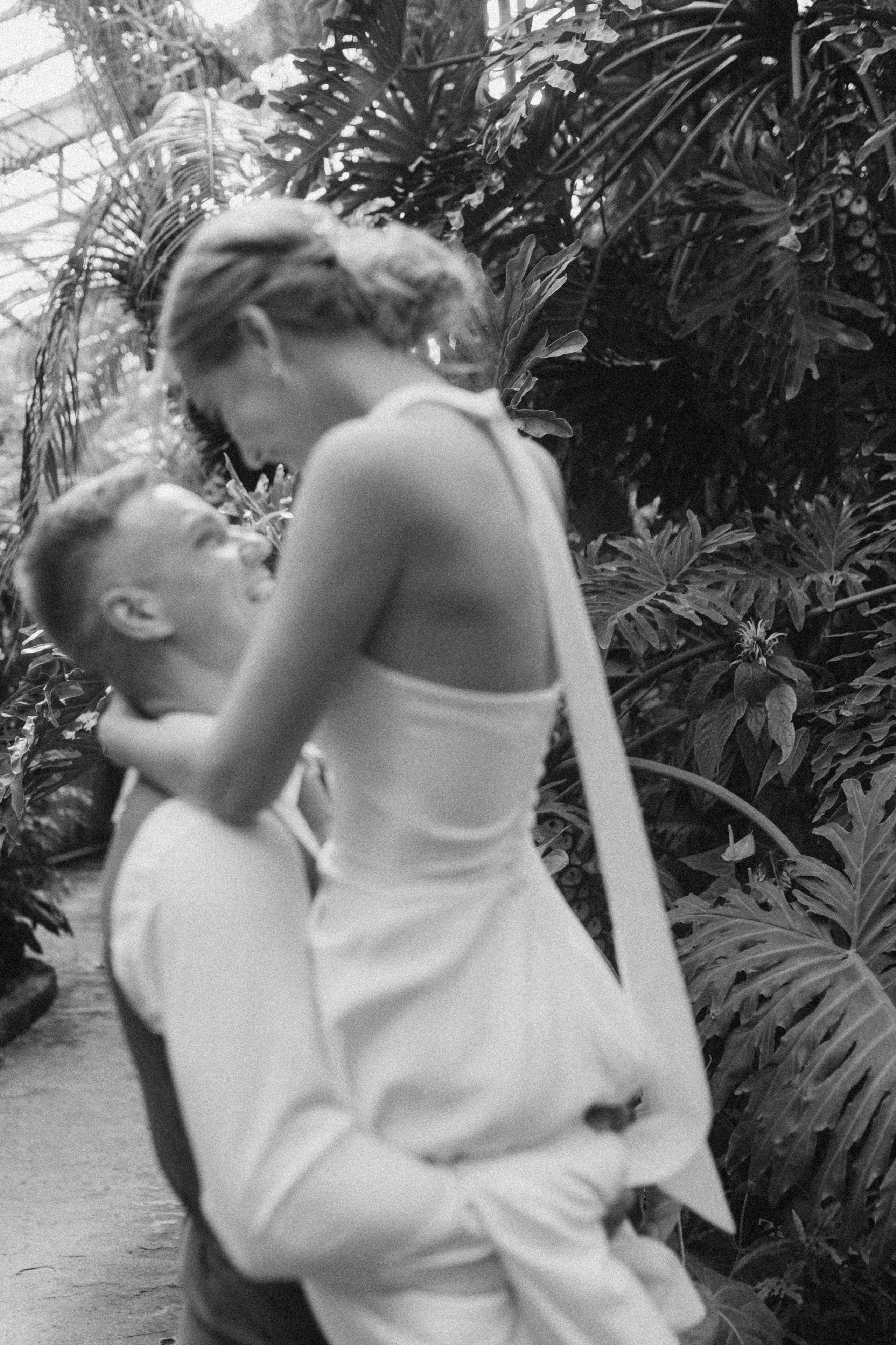 Свадебная фотосессия в Главном Ботаническом саду и в оранжерее. Свадебный фотограф в Москве Мария Крош