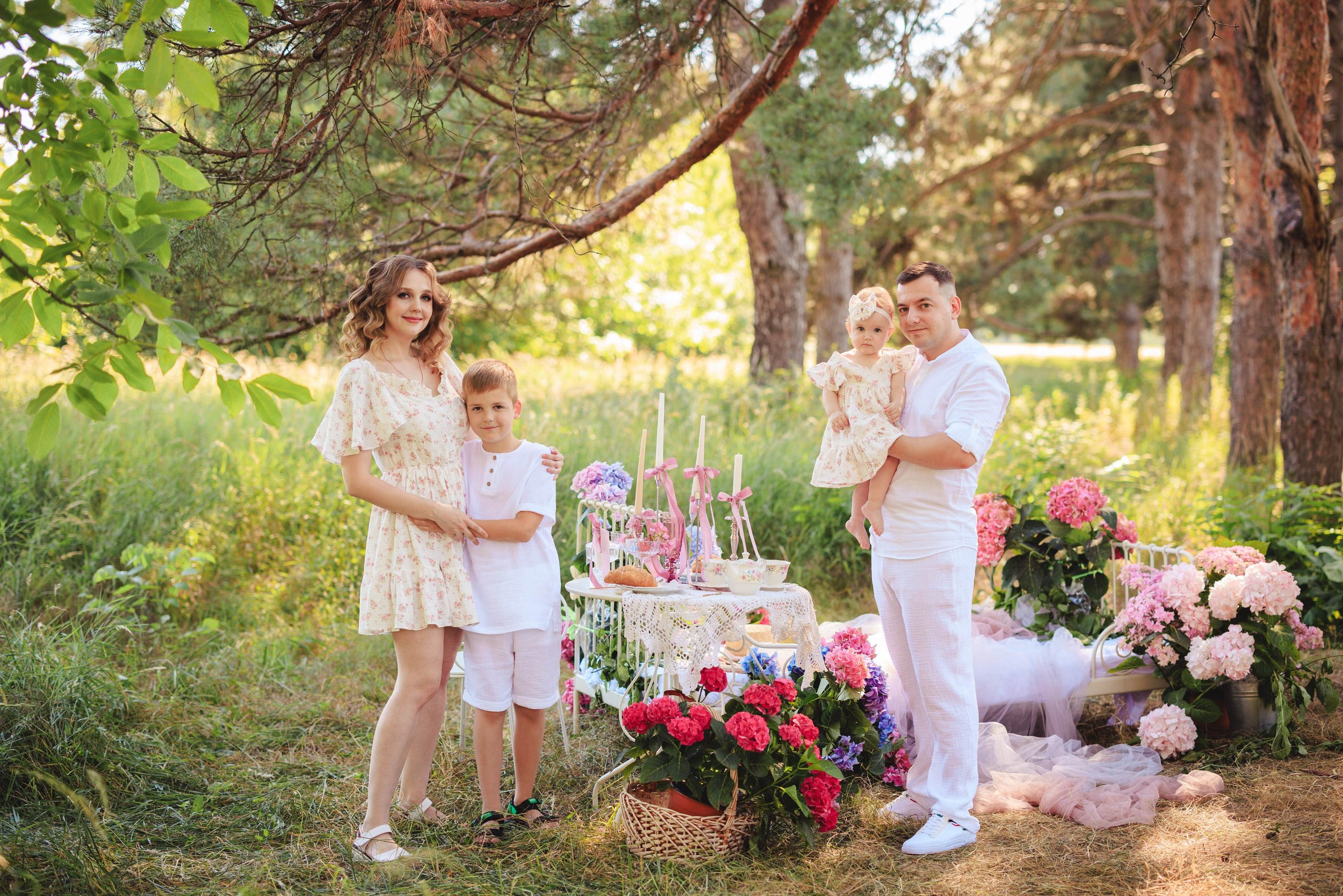 Цветочная кровать с кроликами. Семейный и детский фотограф в Краснодаре Анна Трашкова