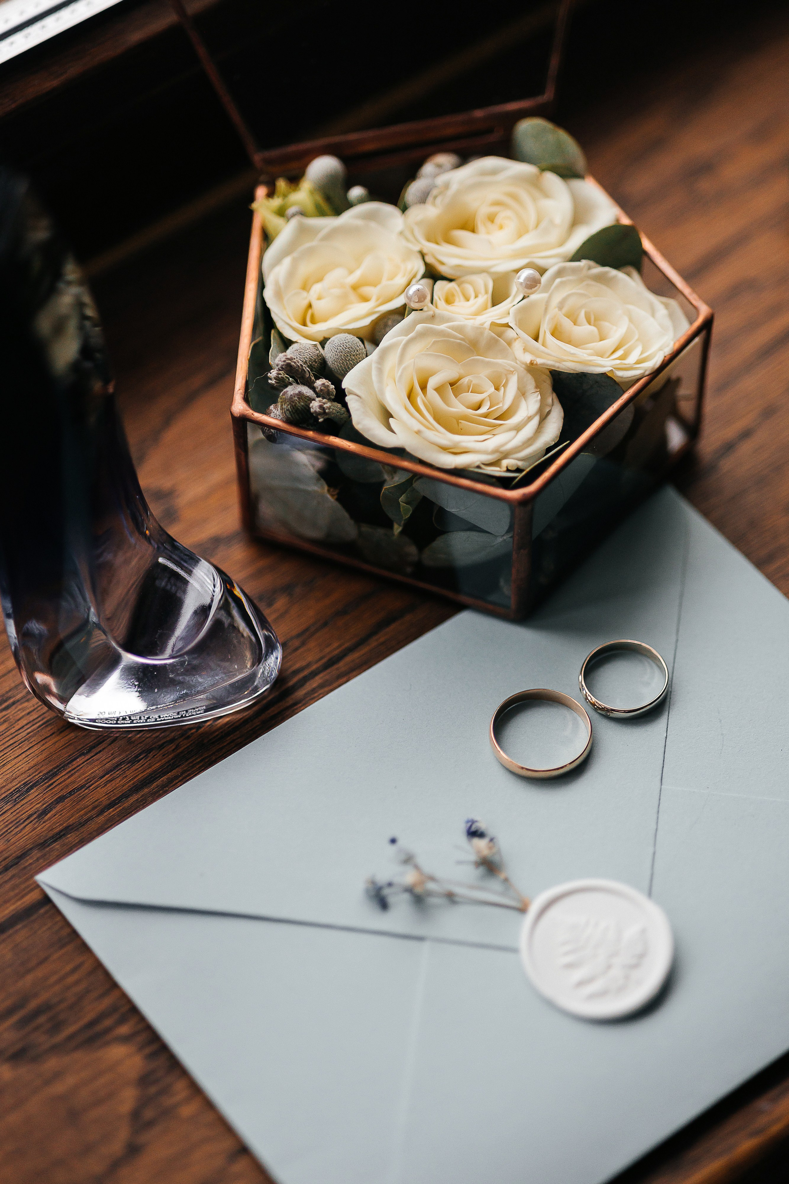 Трогательная выездная церемония в уютном дворике отеля. Олег Сверчков | Свадебный фотограф Вологда